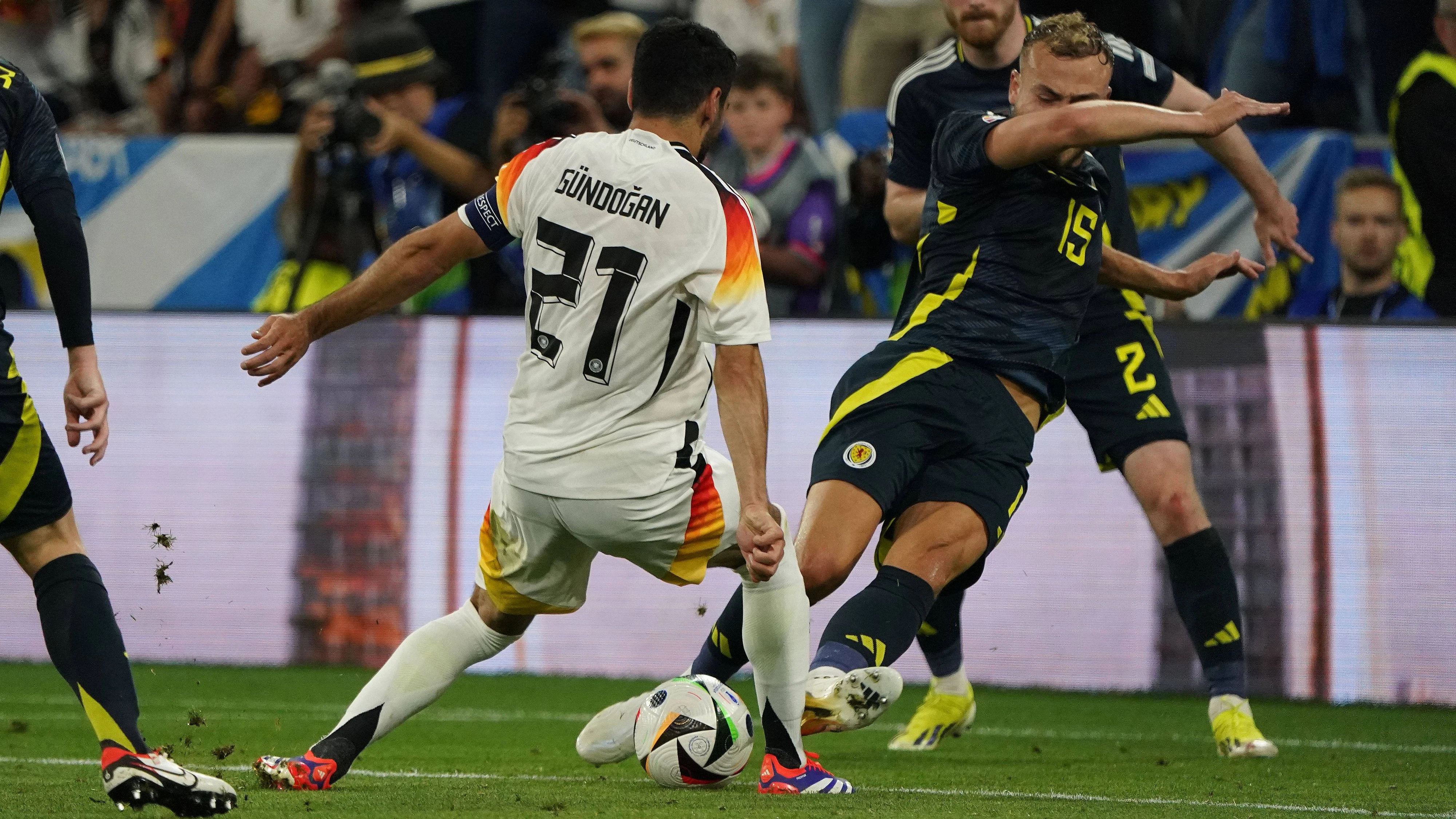 Im Eröffnungsspiel hatte Ilkay Gündogan Glück, dass er sich nicht schwer verletzte. 