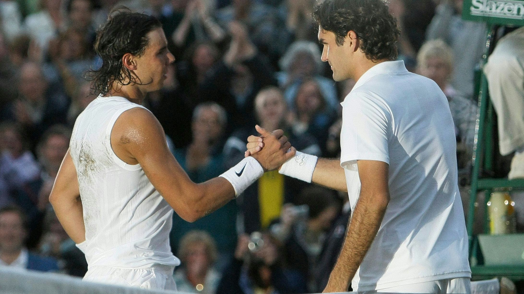 Roger Federer und Rafael Nadal beim Shakehands nach dem denkwürdigen Wimbledon-Finale 2008. "Rückblickend habe ich das Gefühl, dass ich das Spiel schon beim ersten Punkt verloren hatte", so Federer heute