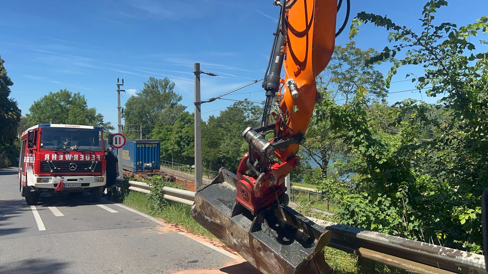 In Greifenstein kam es am Montag zu einem Unfall zwischen einen Güterzug und Bagger. Durch den Zusammenstoß ist der Zug entgleist.