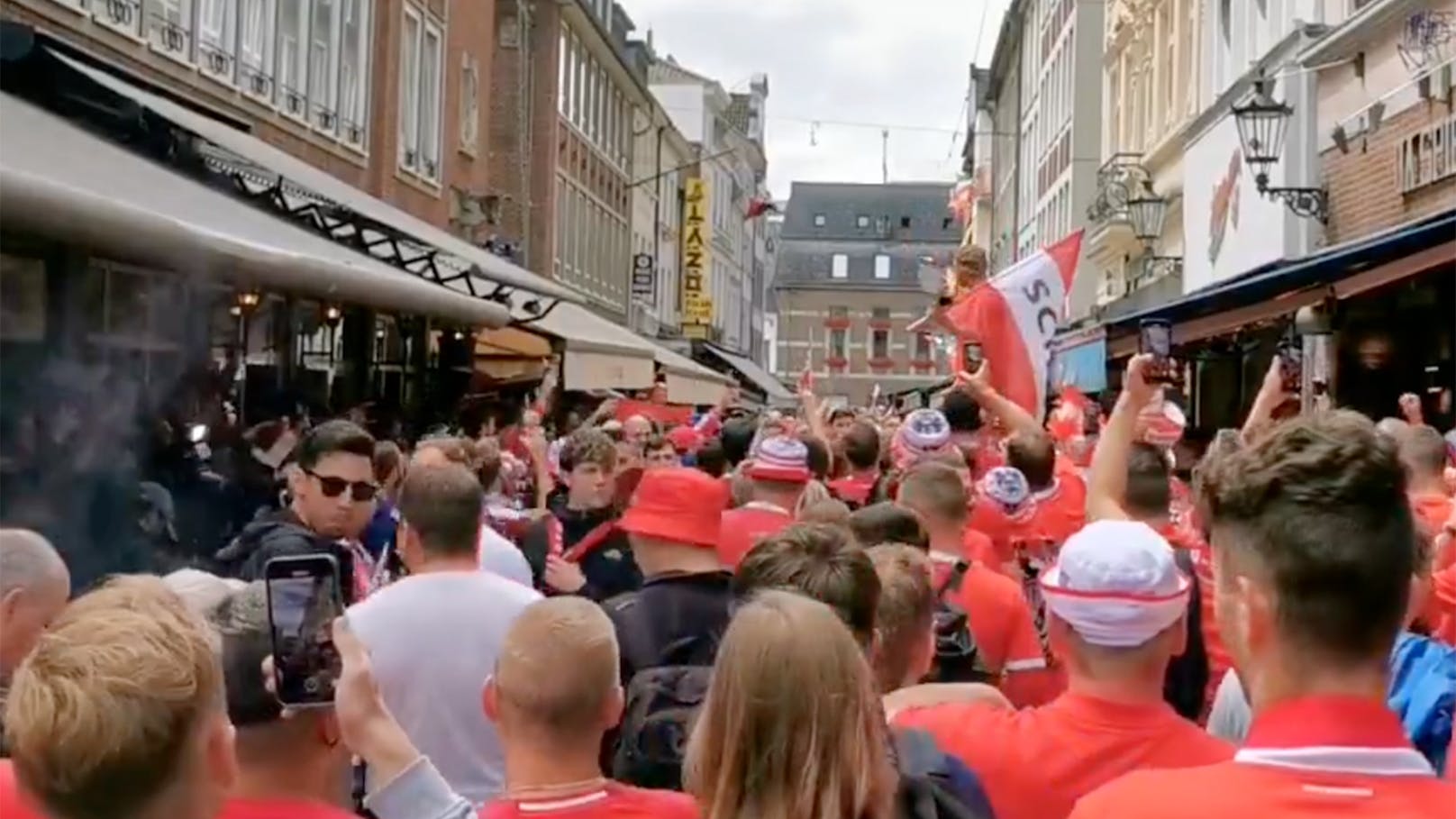 15.000 ÖFB-Fans lassen Düsseldorf vor Top-Spiel kochen