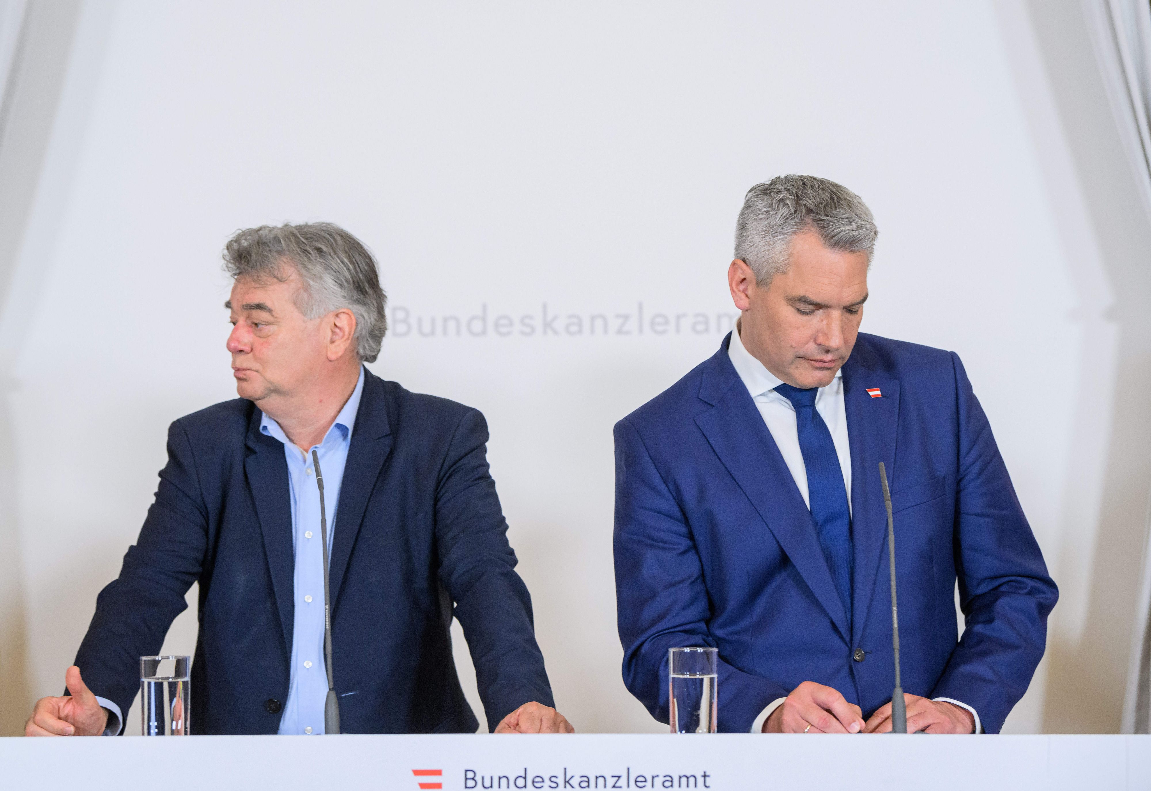 Wie die Regierung bis zu den Wahlen im September weiter arbeiten soll, ist bislang unklar.