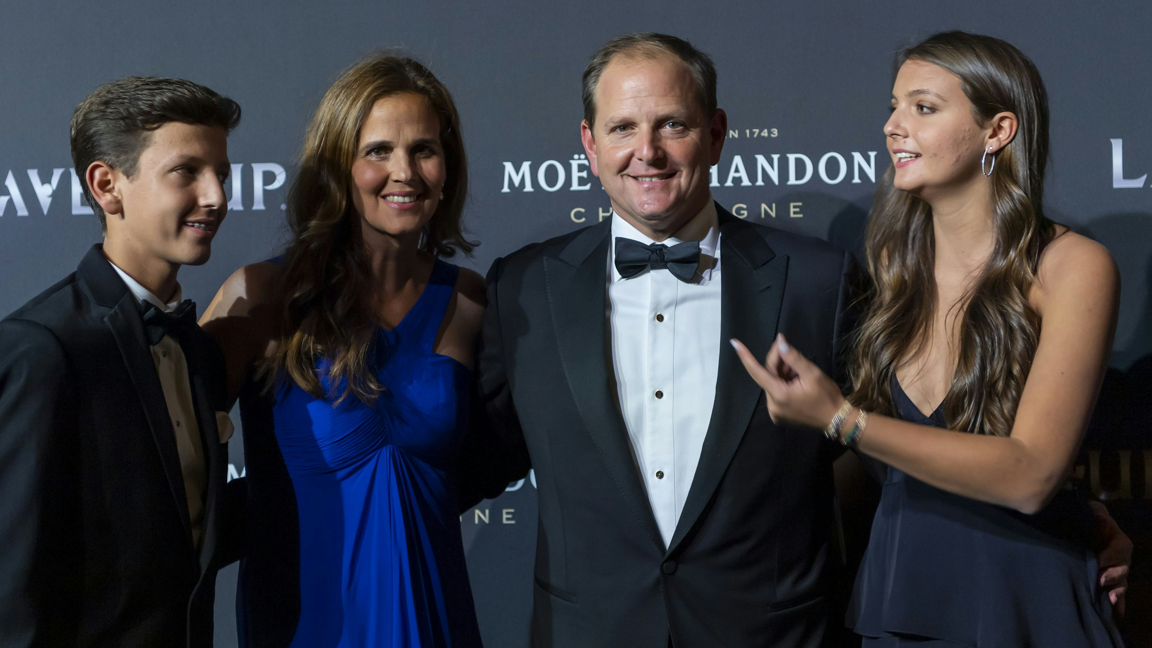 Der Mann, der Roger Federers Dartmouth-Auftritt erst ermöglicht hat: Tony Godsick, Federers Agent und enger Freund, mit seiner Ehefrau Mary Joe Fernandez (selbst ehemalige Top-Tennisspielerin) und ihren Kindern Nicholas und Isabella. Isabella Godsick gehört zu den 2024er-Absolventen von Dartmouth