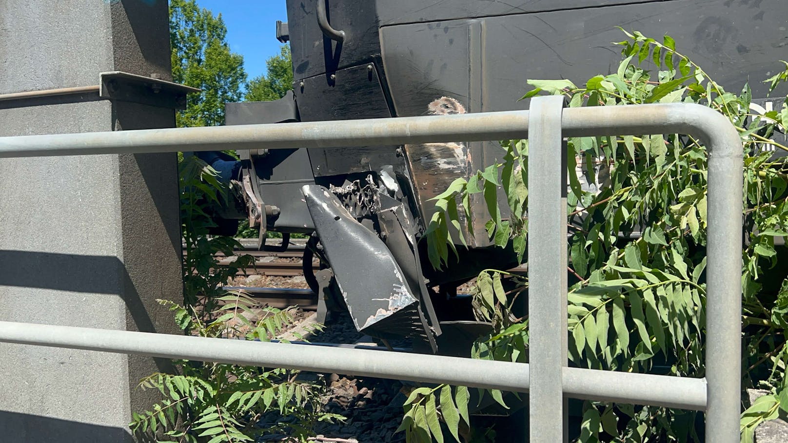 In Greifenstein kam es am Montag zu einem Unfall zwischen einen Güterzug und Bagger. Durch den Zusammenstoß ist der Zug entgleist.