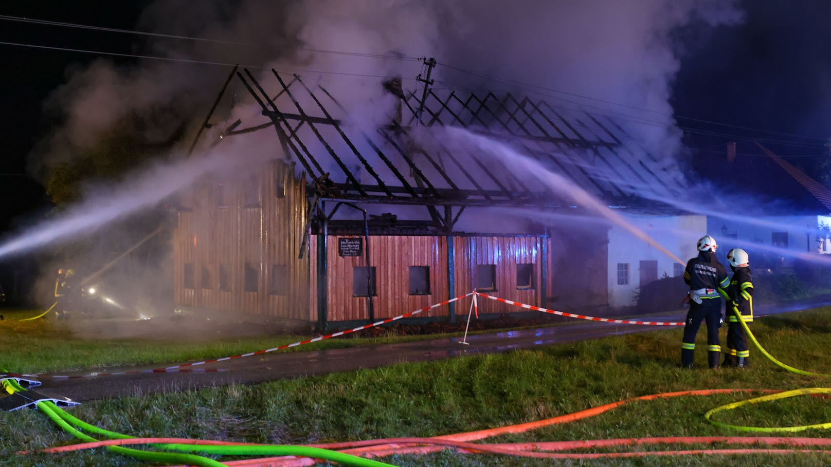 Zwölf Feuerwehren standen in der Nacht auf Montag bei einem Vollbrand eines landwirtschaftlichen Gebäudes - eines Bauernsacherls - in Waizenkirchen (Bezirk Grieskirchen) im Einsatz.