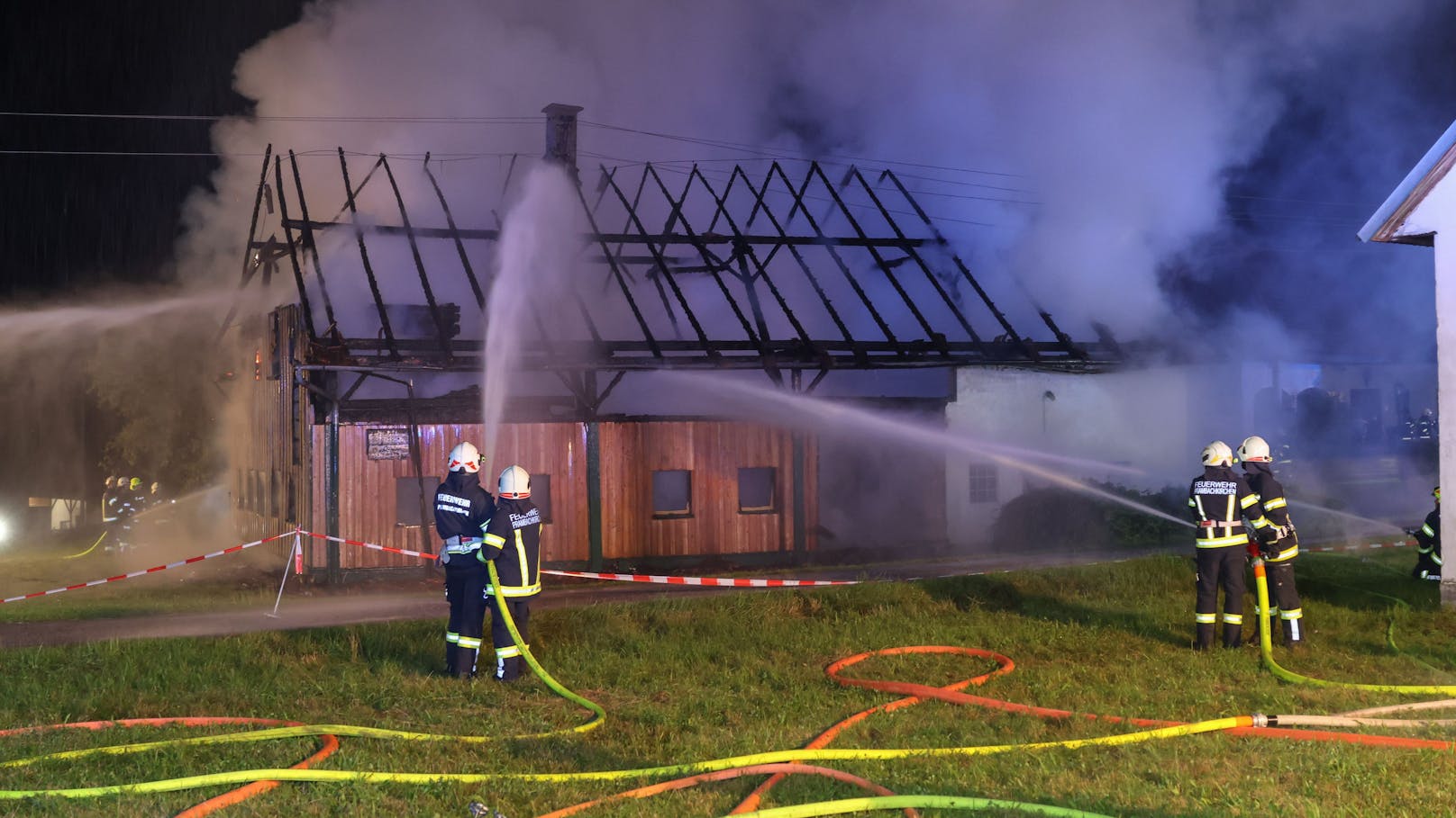 Zwölf Feuerwehren standen in der Nacht auf Montag bei einem Vollbrand eines landwirtschaftlichen Gebäudes - eines Bauernsacherls - in Waizenkirchen (Bezirk Grieskirchen) im Einsatz.