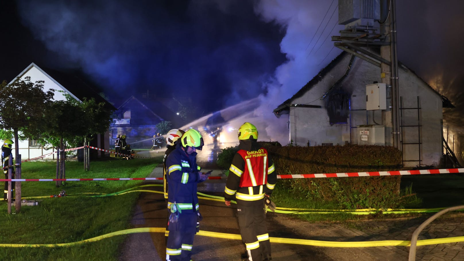 Zwölf Feuerwehren standen in der Nacht auf Montag bei einem Vollbrand eines landwirtschaftlichen Gebäudes - eines Bauernsacherls - in Waizenkirchen (Bezirk Grieskirchen) im Einsatz.