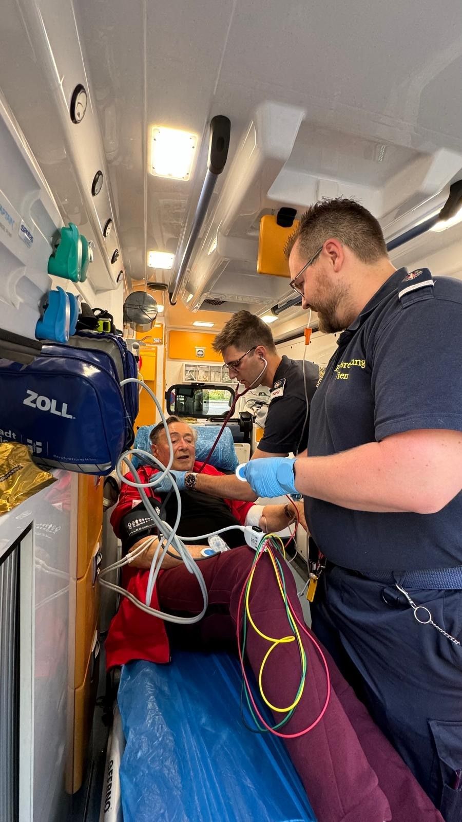 Richard Lugner musste erneut von der Rettung abgeholt werden.