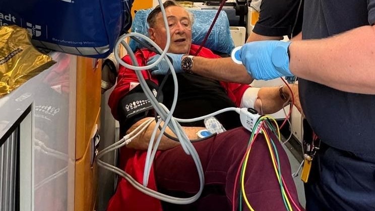 Richard Lugner musste von der Rettung abgeholt werden.