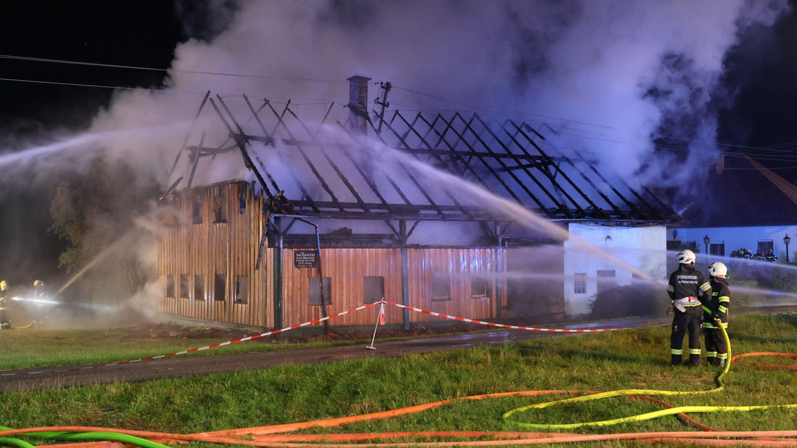 Zwölf Feuerwehren standen in der Nacht auf Montag bei einem Vollbrand eines landwirtschaftlichen Gebäudes - eines Bauernsacherls - in Waizenkirchen (Bezirk Grieskirchen) im Einsatz.