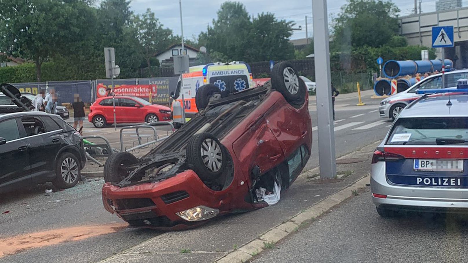 Auto in Wien überschlagen – Vier Personen im Spital