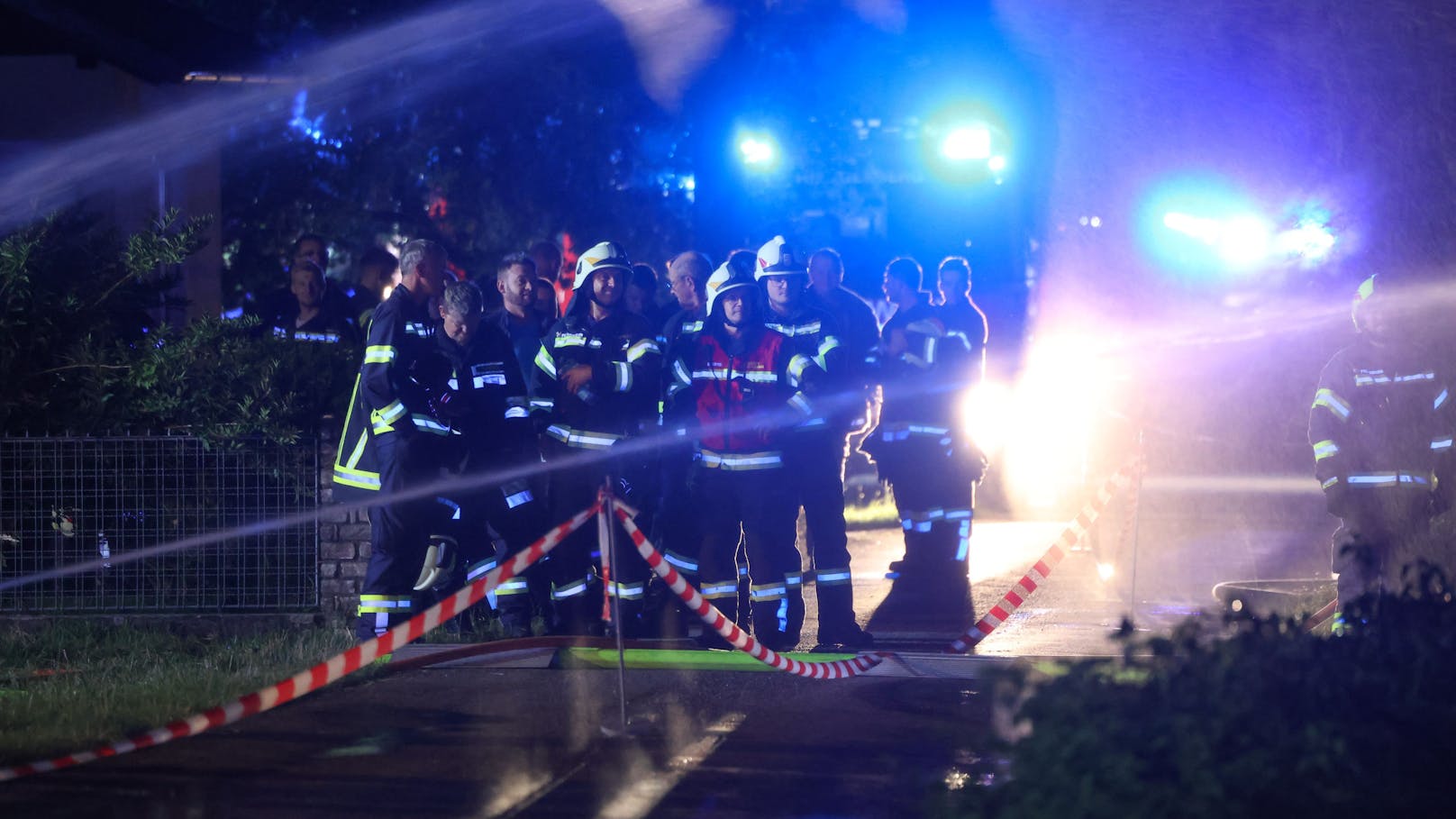 Zwölf Feuerwehren standen in der Nacht auf Montag bei einem Vollbrand eines landwirtschaftlichen Gebäudes - eines Bauernsacherls - in Waizenkirchen (Bezirk Grieskirchen) im Einsatz.