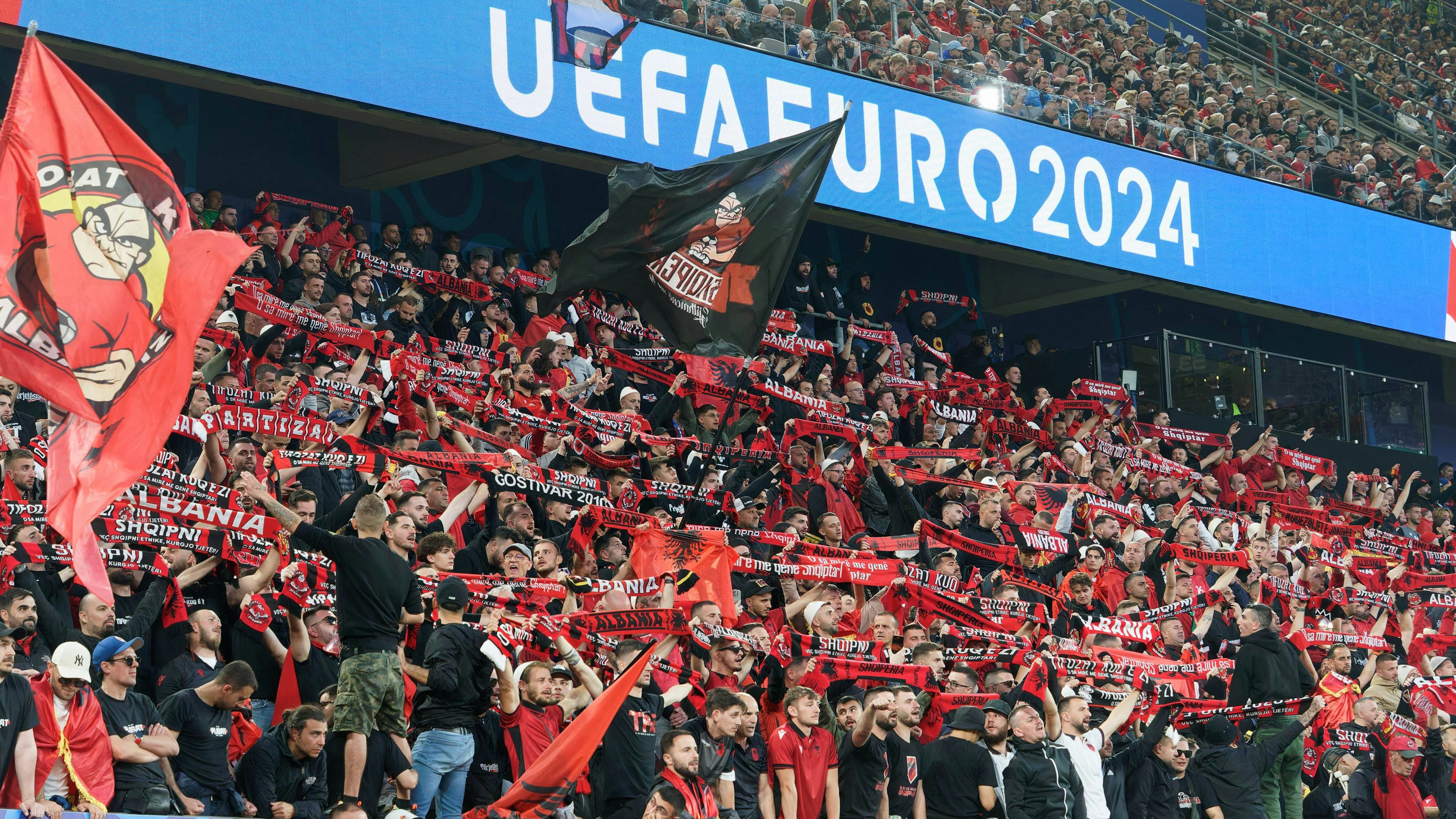 Die UEFA ermittelt wegen der Fans gegen den albanischen Verband. 
