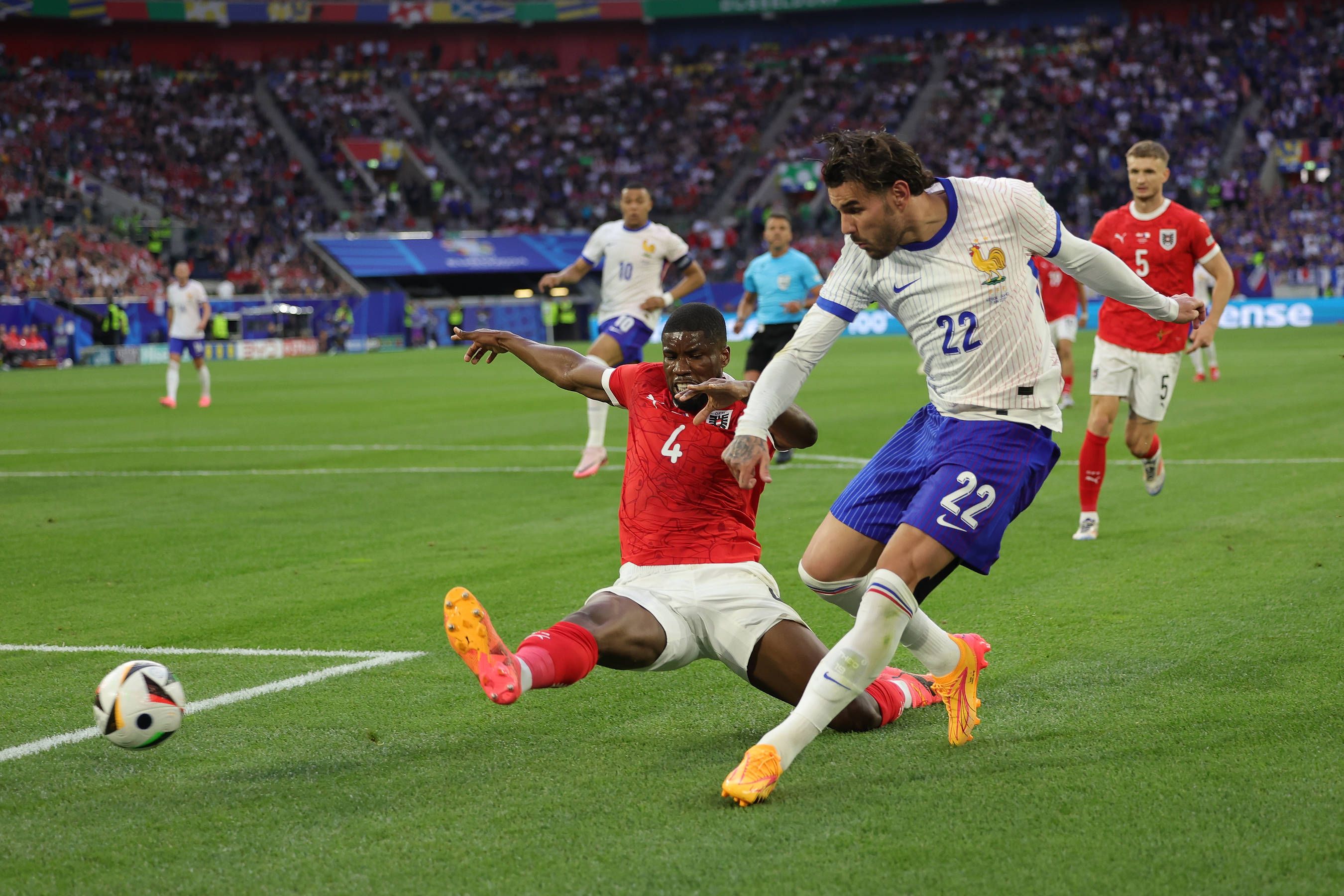 Frankreich stürmt von Beginn an mit Vollgas auf das österreichische Tor zu.