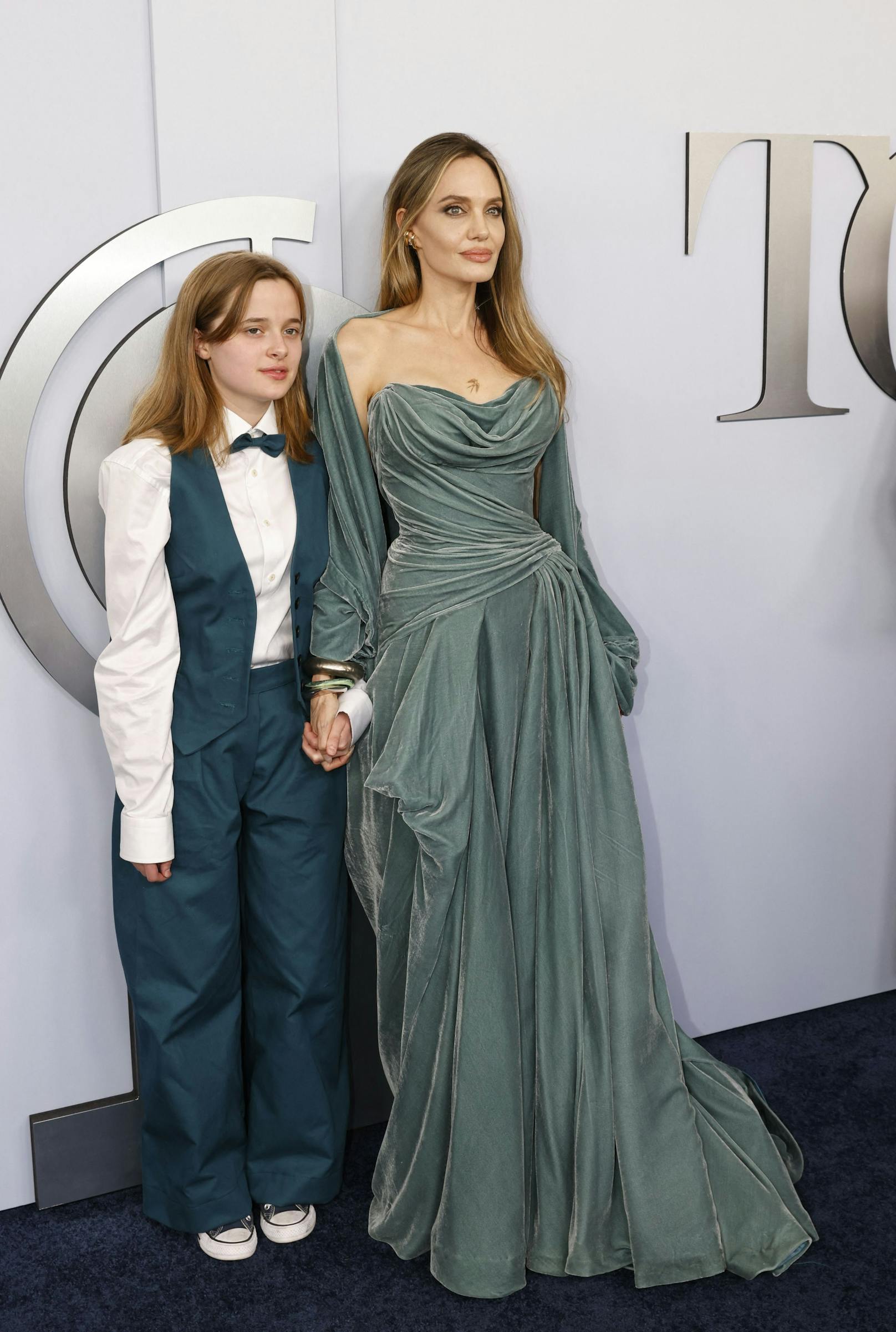 Im Blitzlicht-Gewitter hielt Tochter Vivienne ganz fest die Hand ihrer Mama Angelina Jolie.