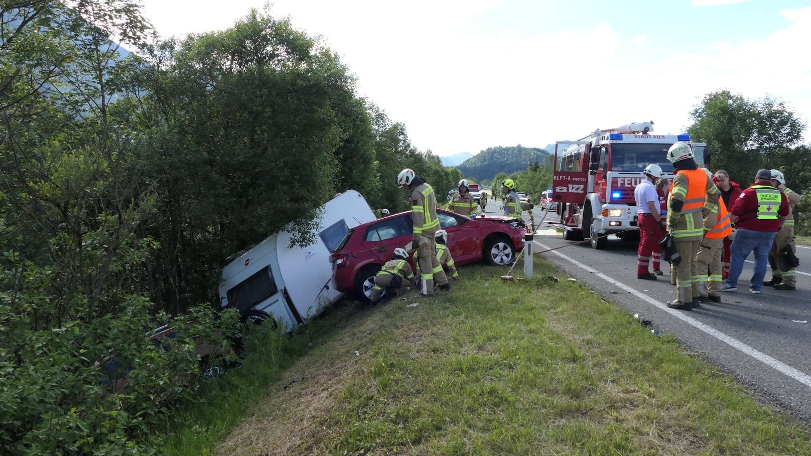 Autofahrerin nach Frontal-Crash in Wrack gefangen