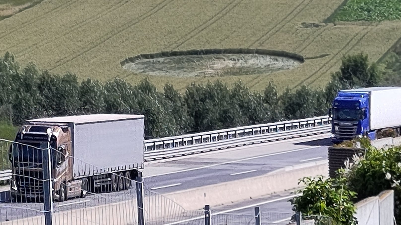 Oder ist es doch die Spur eines meteorologischen Phänomens, eines Kugelblitzes, eines Wirbelwindes - eines Tornados?