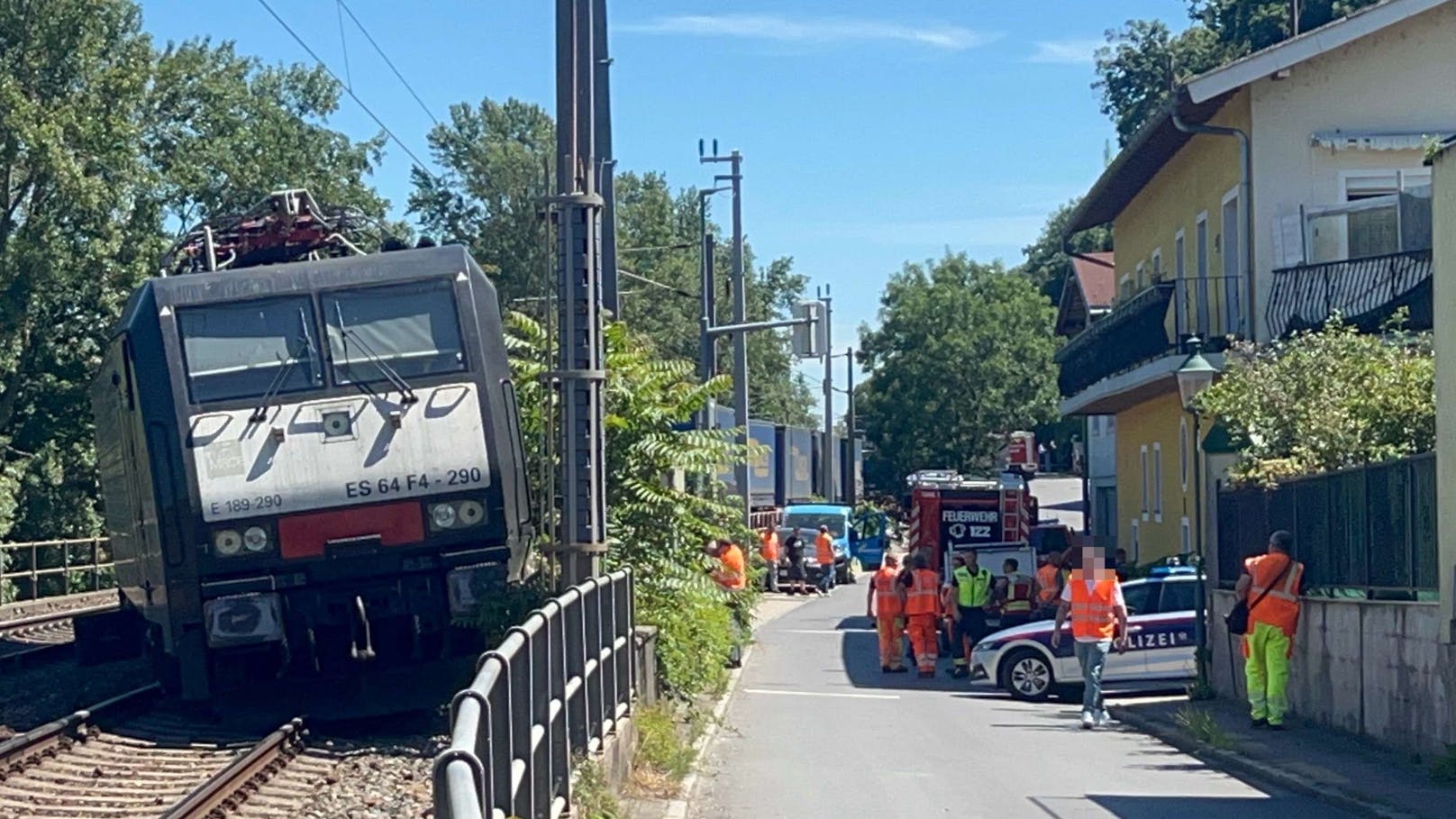 Zug nach Crash mit Bagger in Niederösterreich entgleist