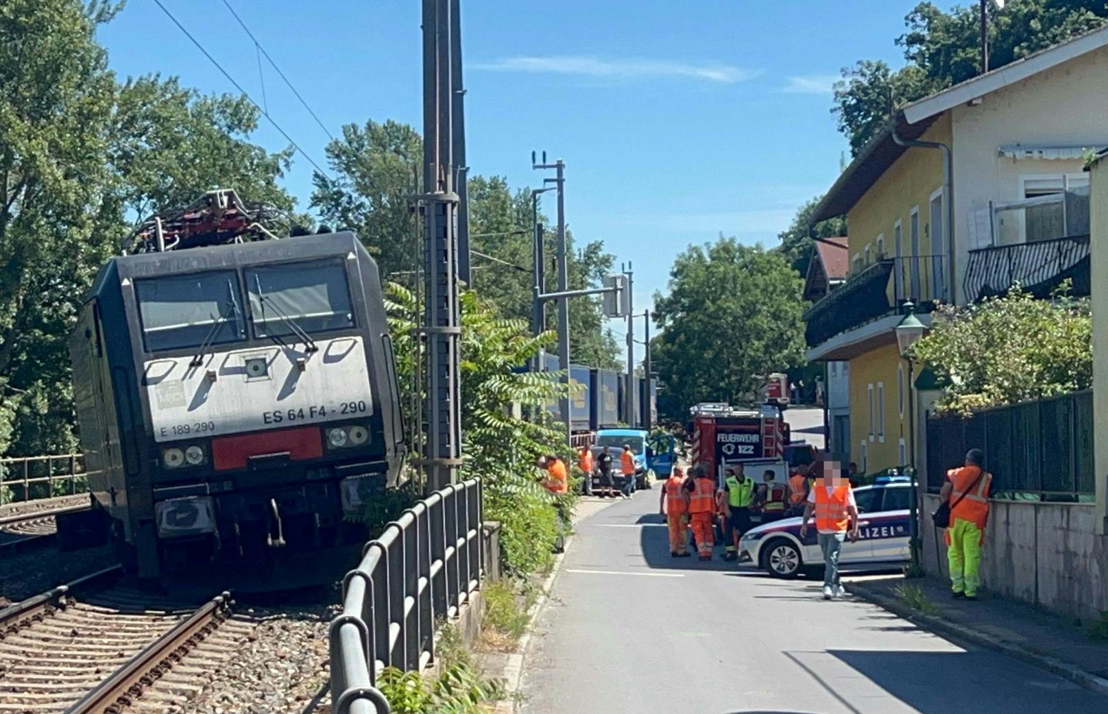 In Greifenstein kam es am Montag zu einem Unfall zwischen einen Güterzug und Bagger. Durch den Zusammenstoß ist der Zug entgleist.