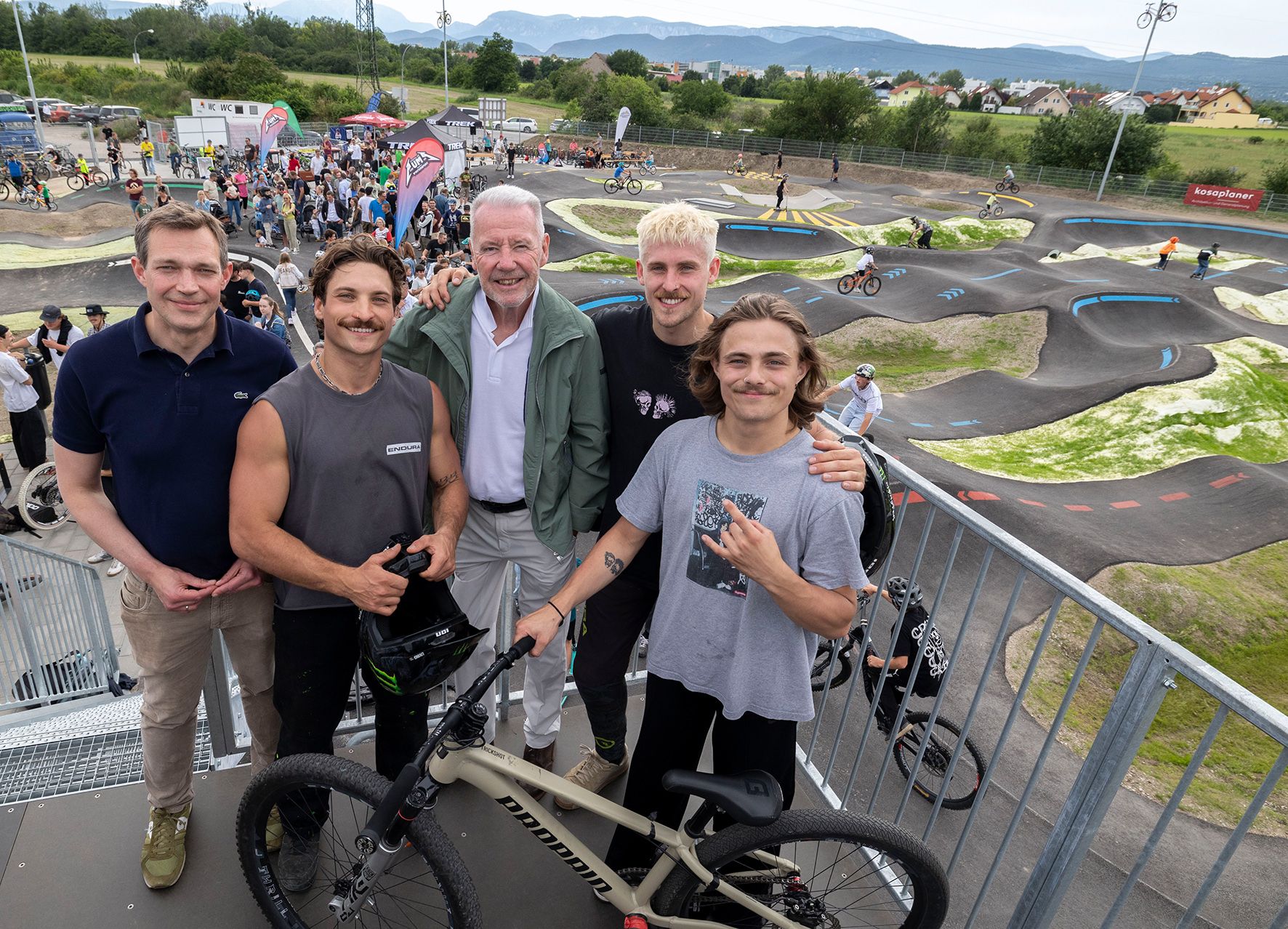 Wiener Neustadts Bürgermeister Klaus Schneeberger mischte sich unter die Biker und die beiden Topprofis Elias (Zweiter von rechts) und Daniel Ruso (Zweiter von links).