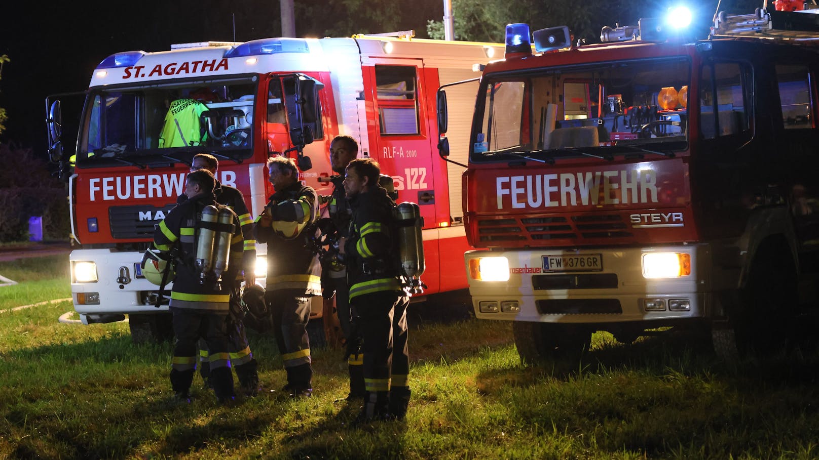 Zwölf Feuerwehren standen in der Nacht auf Montag bei einem Vollbrand eines landwirtschaftlichen Gebäudes - eines Bauernsacherls - in Waizenkirchen (Bezirk Grieskirchen) im Einsatz.