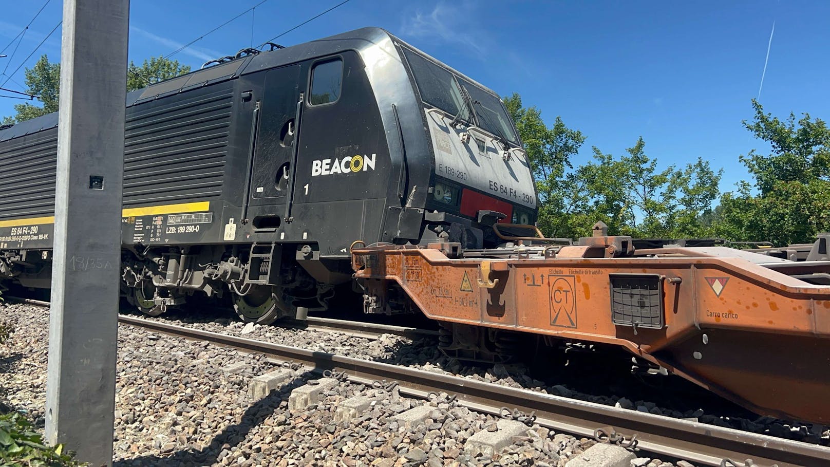 In Greifenstein kam es am Montag zu einem Unfall zwischen einen Güterzug und Bagger. Durch den Zusammenstoß ist der Zug entgleist.