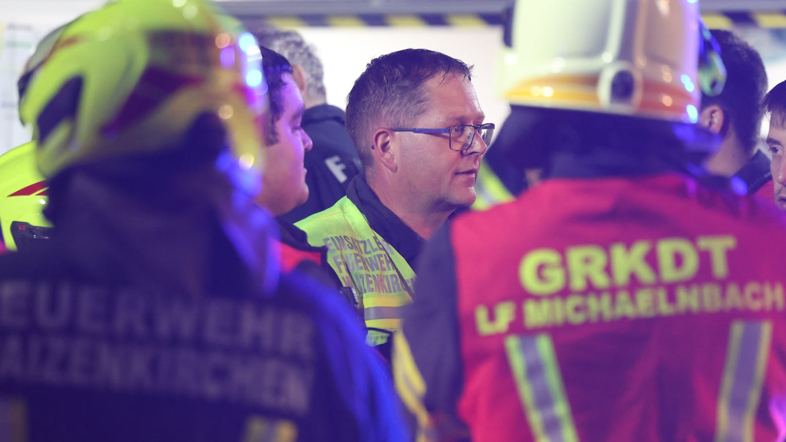 Zwölf Feuerwehren standen in der Nacht auf Montag bei einem Vollbrand eines landwirtschaftlichen Gebäudes - eines Bauernsacherls - in Waizenkirchen (Bezirk Grieskirchen) im Einsatz.