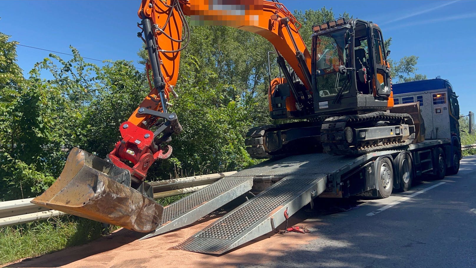 In Greifenstein kam es am Montag zu einem Unfall zwischen einen Güterzug und Bagger. Durch den Zusammenstoß ist der Zug entgleist.