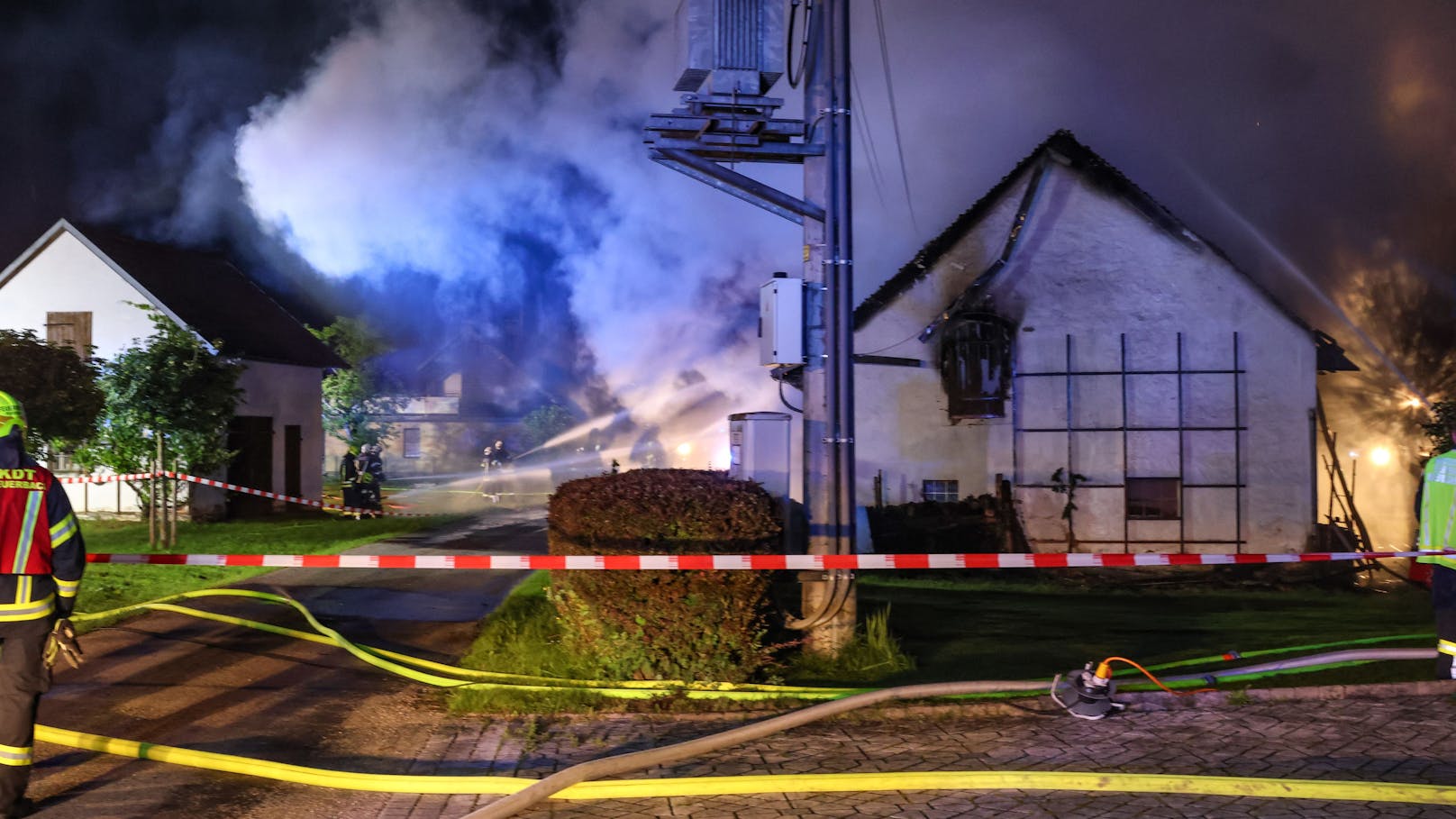 Zwölf Feuerwehren standen in der Nacht auf Montag bei einem Vollbrand eines landwirtschaftlichen Gebäudes - eines Bauernsacherls - in Waizenkirchen (Bezirk Grieskirchen) im Einsatz.