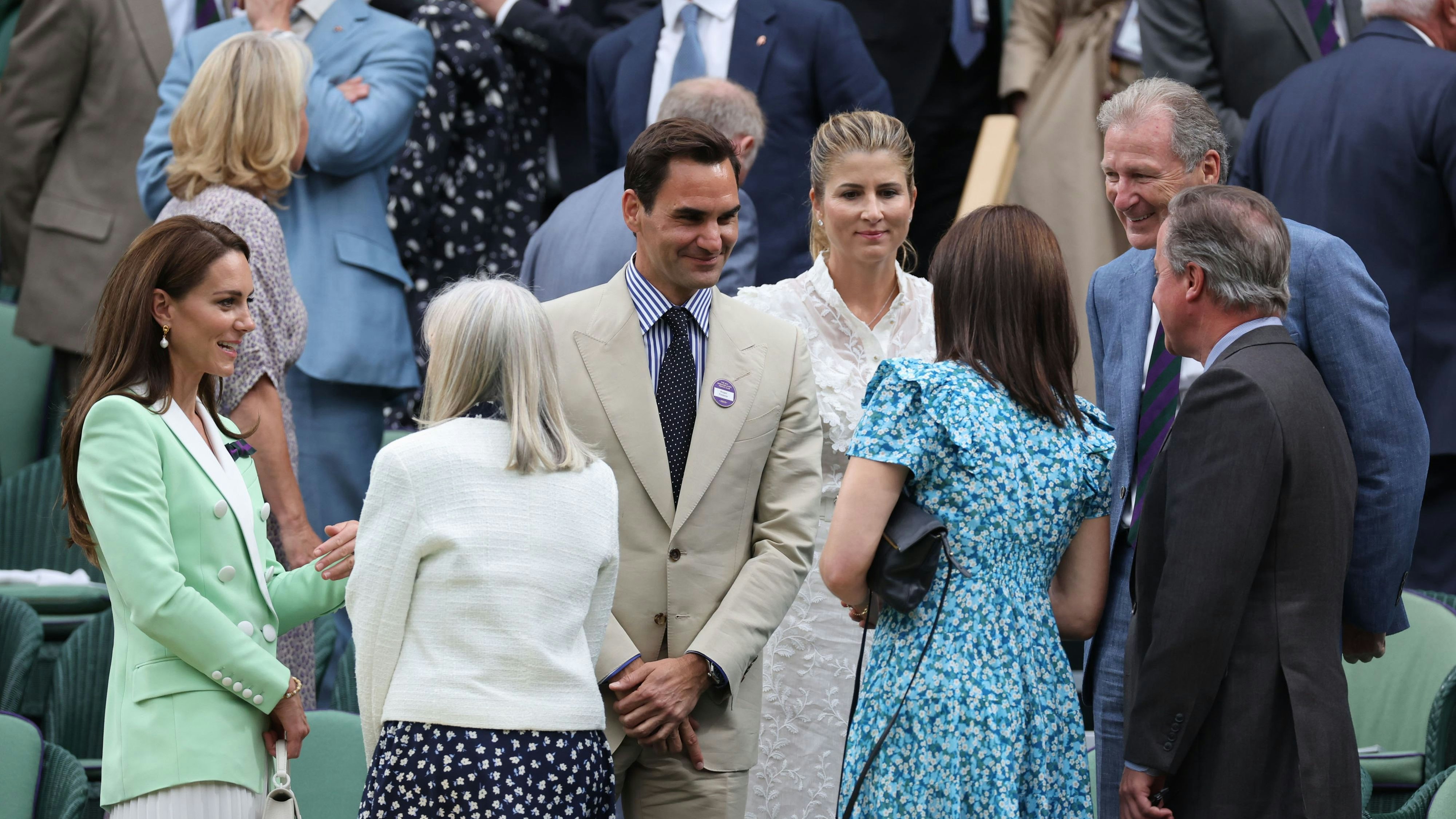 Roger Federer und seine Ehefrau Mirka (rechts neben ihm) in der Royal Box mit Herzogin Kate (ganz links) am 4. Juli 2023 in Wimbledon