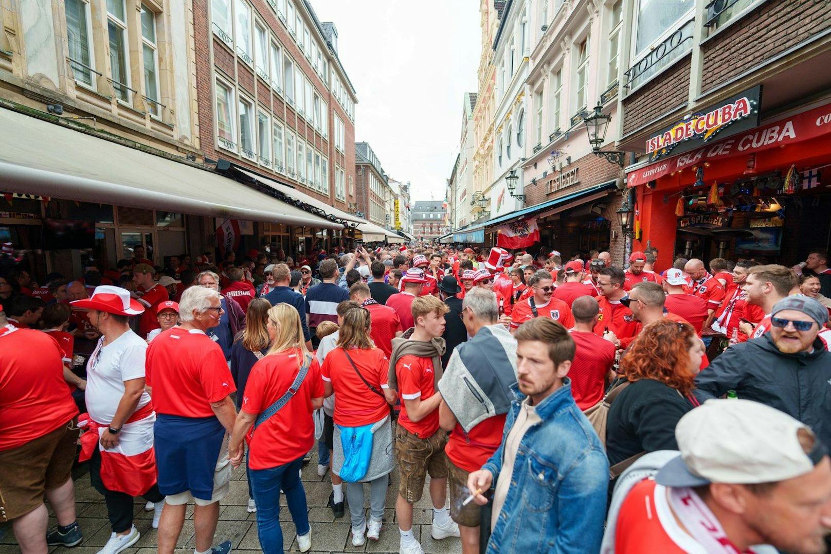 Ganz Düsseldorf ist Rot-Weiß-Rot. Rund 20.000 Fans werden im Duell gegen Frankreich im Stadion erwartet. 
