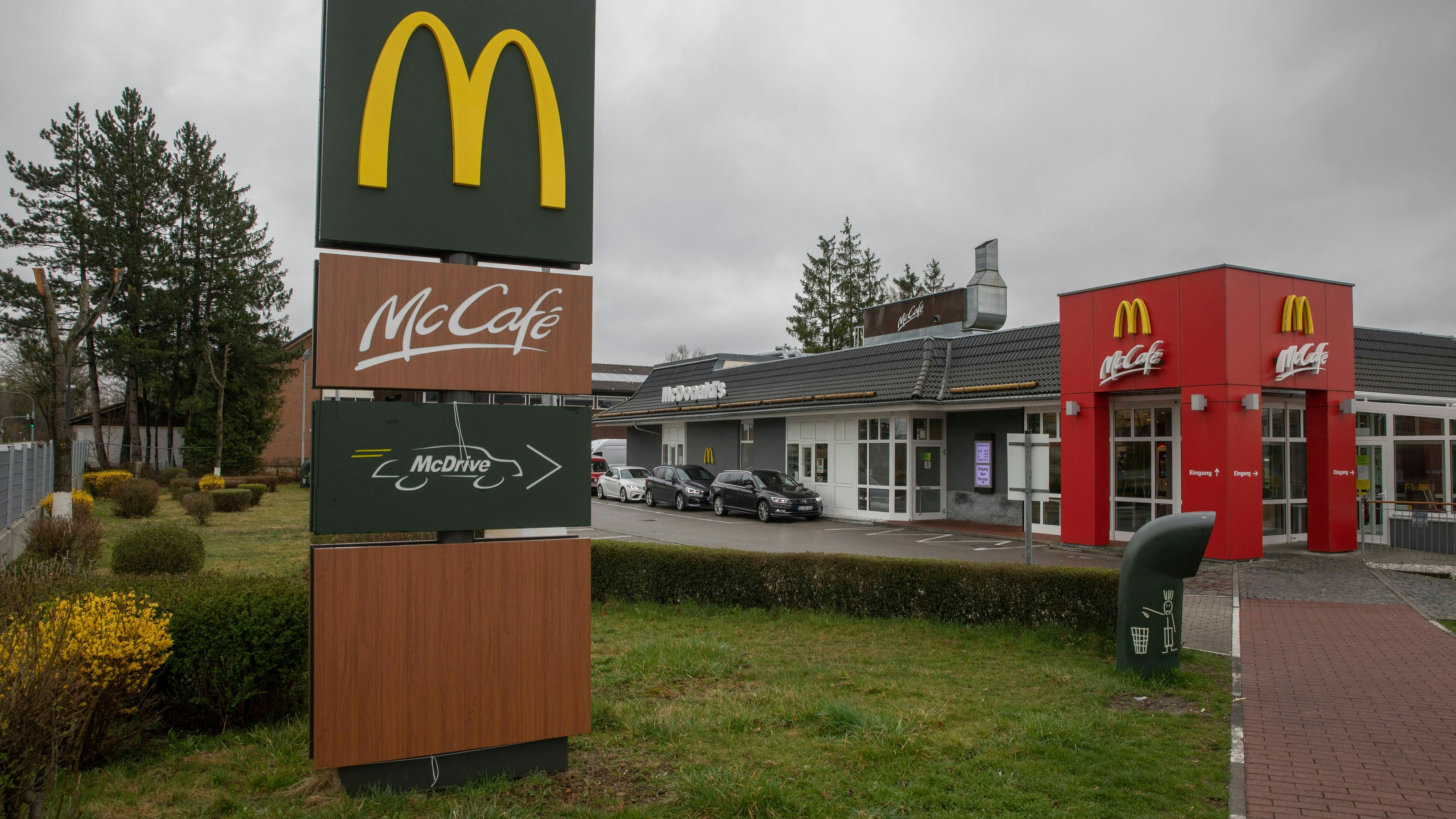Download von www.picturedesk.com am 17.06.2024 (11:54).  Nur der McDonald's des Drive In Restaurant hat noch geöffnet, die Räume des Restaurants selbst sind geschlossen. - 20200321_PD8159 - Rechteinfo: Rights Managed (RM)