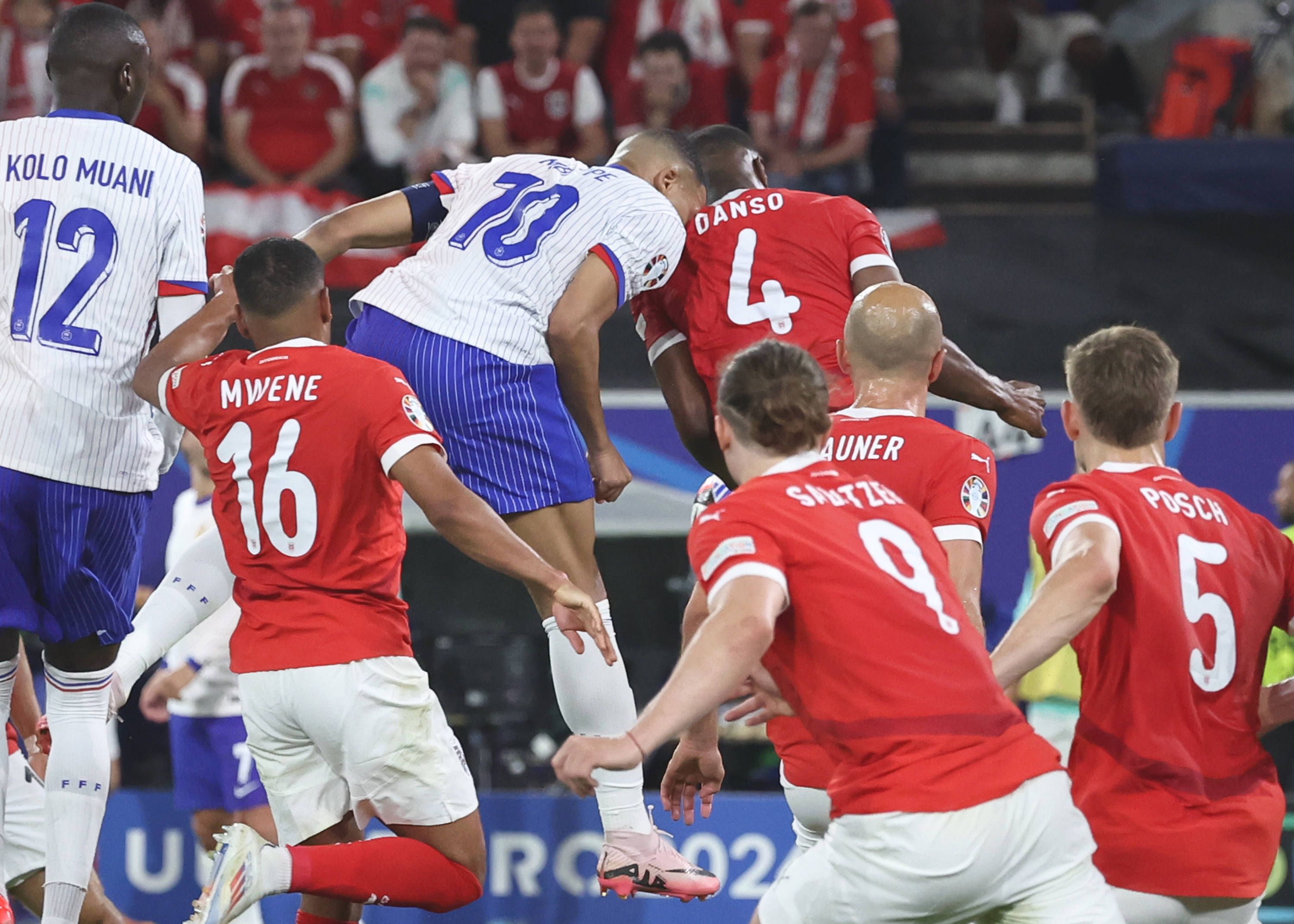 Hier bricht sich Kylian Mbappe im Zweikampf mit Kevin Danso die Nase.