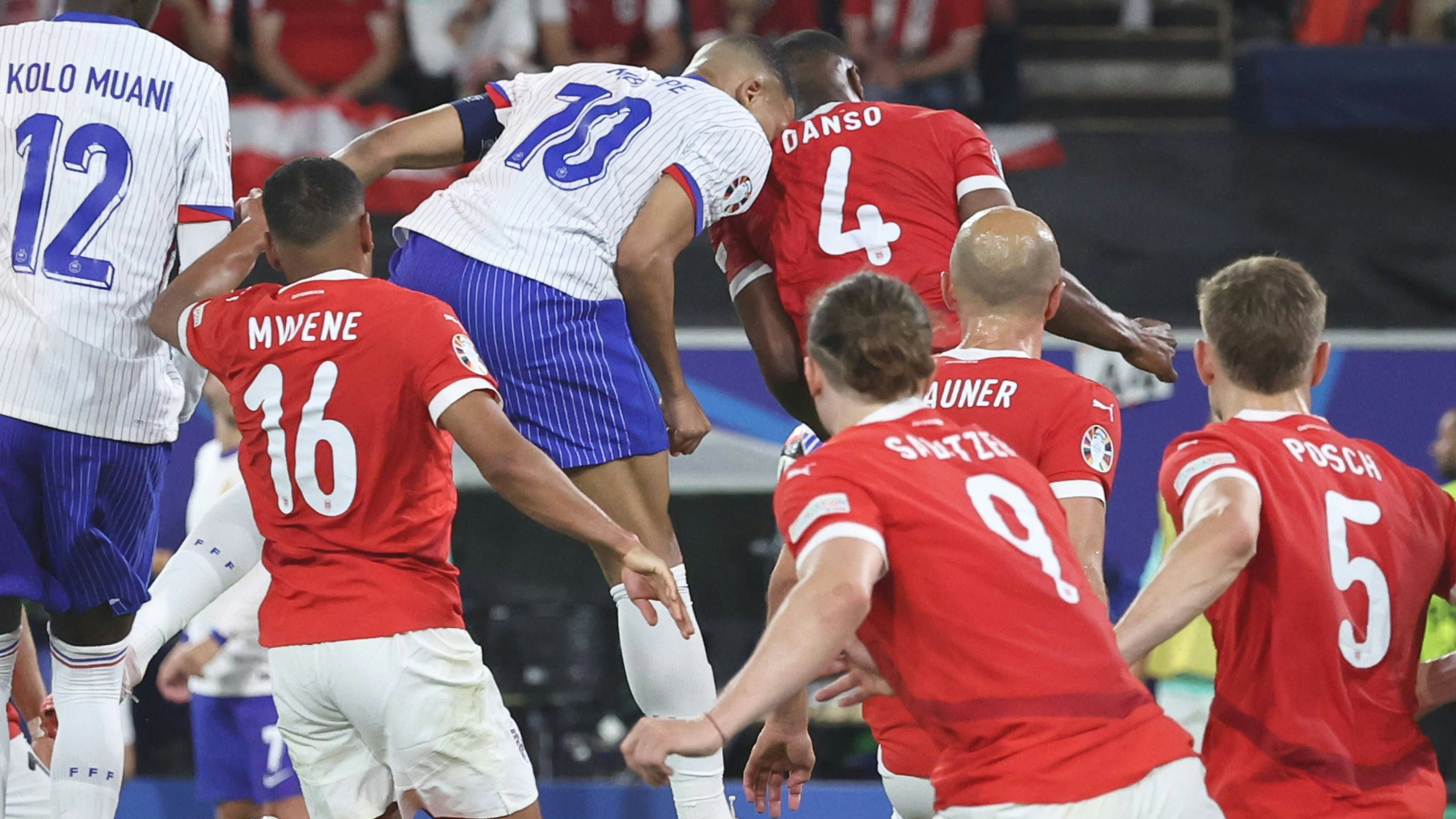 Hier bricht sich Kylian Mbappe im Zweikampf mit Kevin Danso die Nase.