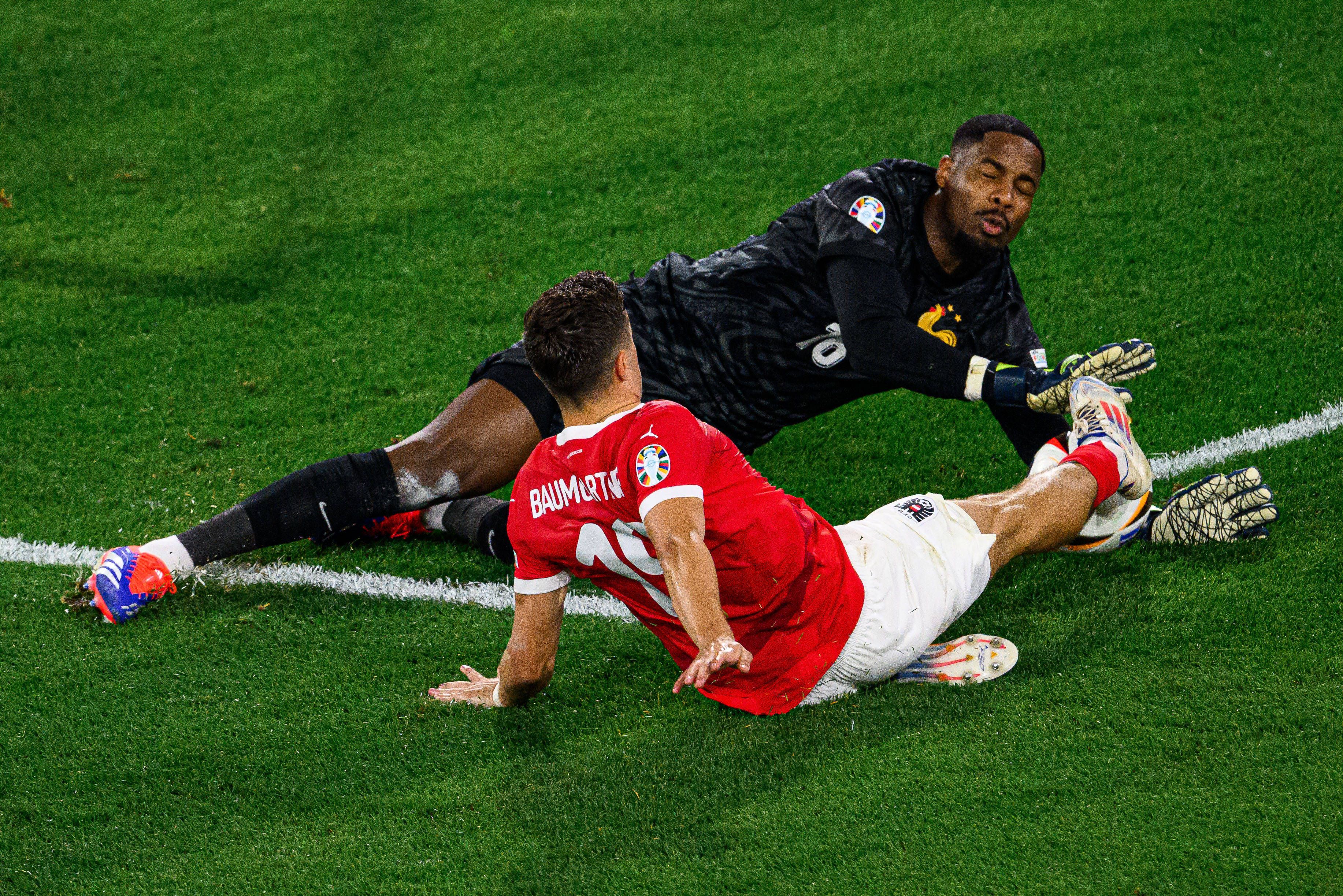 Christoph Baumgartner im Duell mit Mike Maignan.