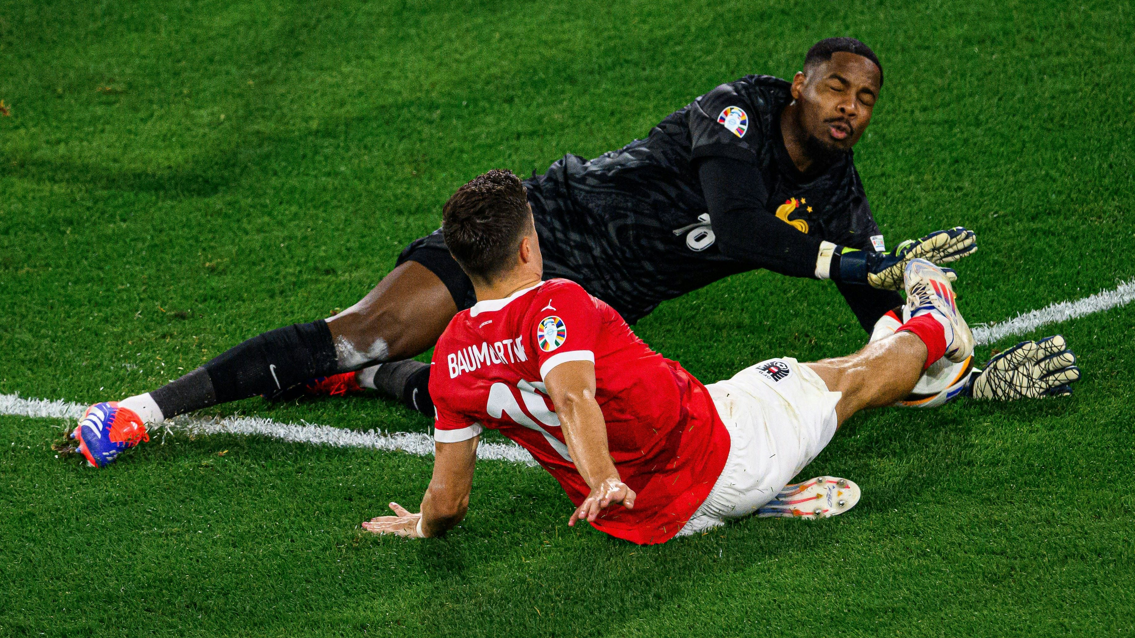 Christoph Baumgartner im Duell mit Mike Maignan.