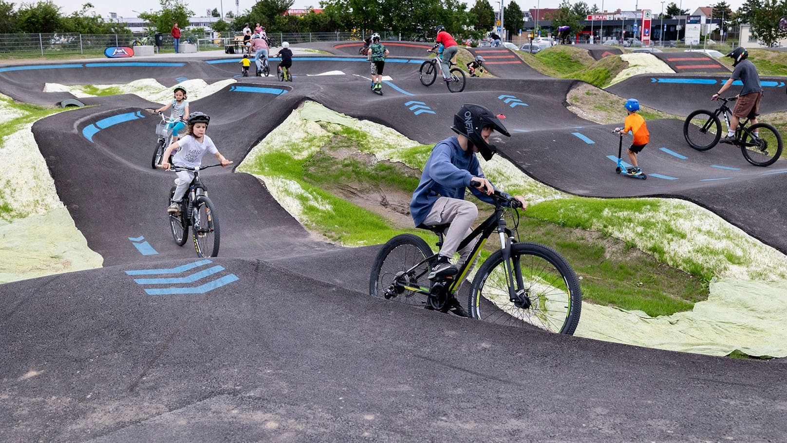 Geschick auf dem Rad ist auf dem Pumptrack-Gelände gefragt.