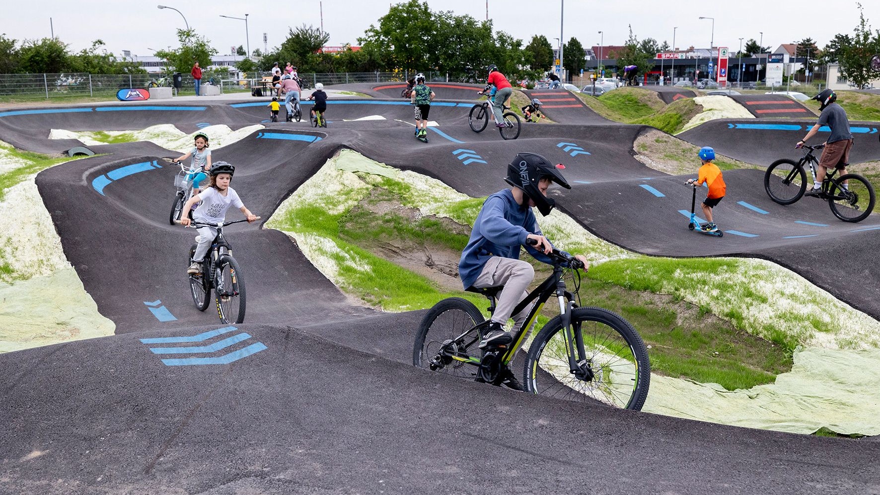 Geschick auf dem Rad ist auf dem Pumptrack-Gelände gefragt.