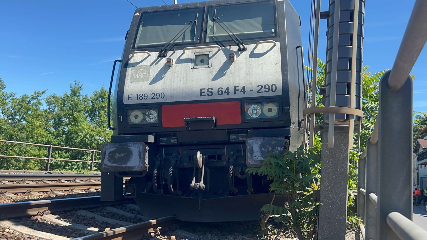 In Greifenstein kam es am Montag zu einem Unfall zwischen einen Güterzug und Bagger. Durch den Zusammenstoß ist der Zug entgleist.