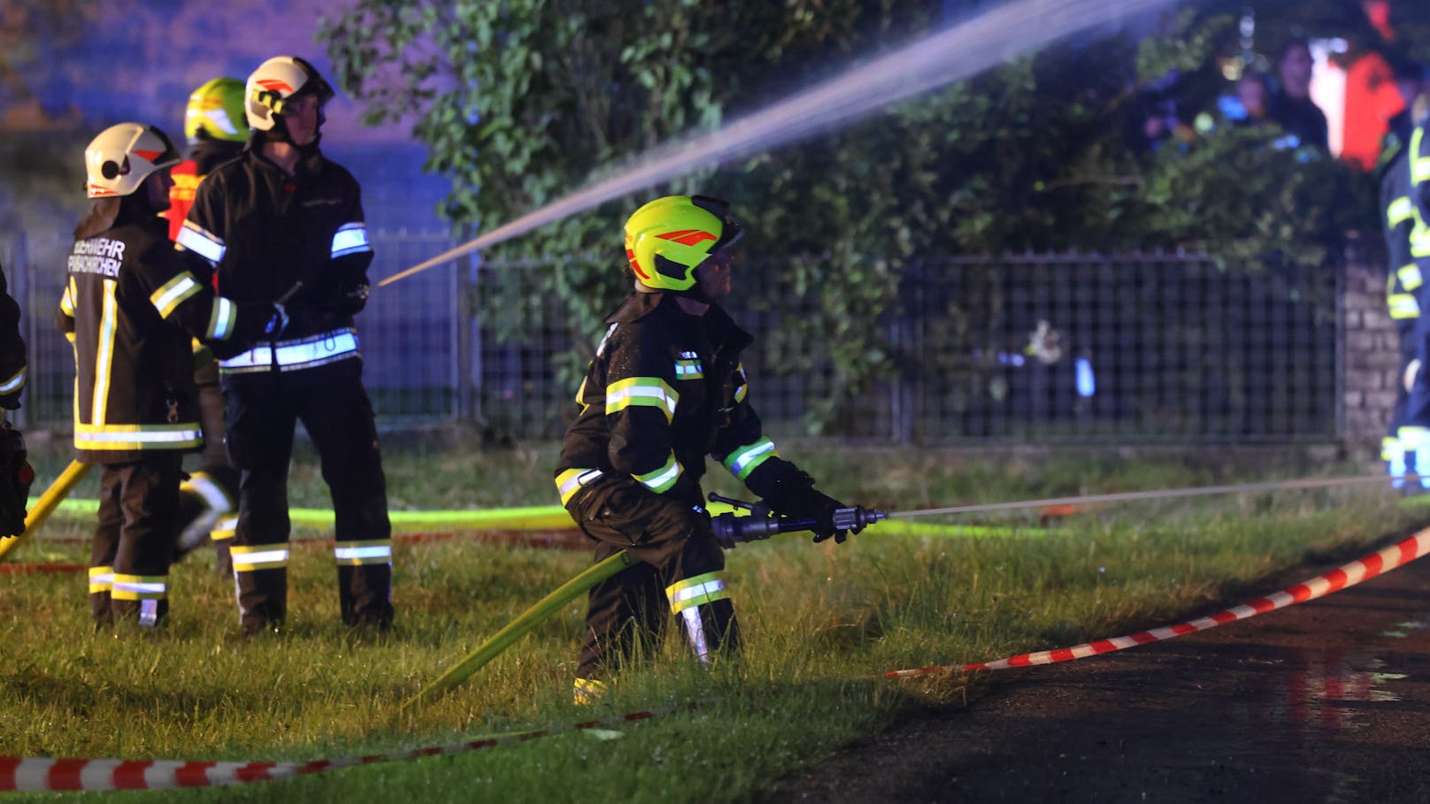 Zwölf Feuerwehren standen in der Nacht auf Montag bei einem Vollbrand eines landwirtschaftlichen Gebäudes - eines Bauernsacherls - in Waizenkirchen (Bezirk Grieskirchen) im Einsatz.