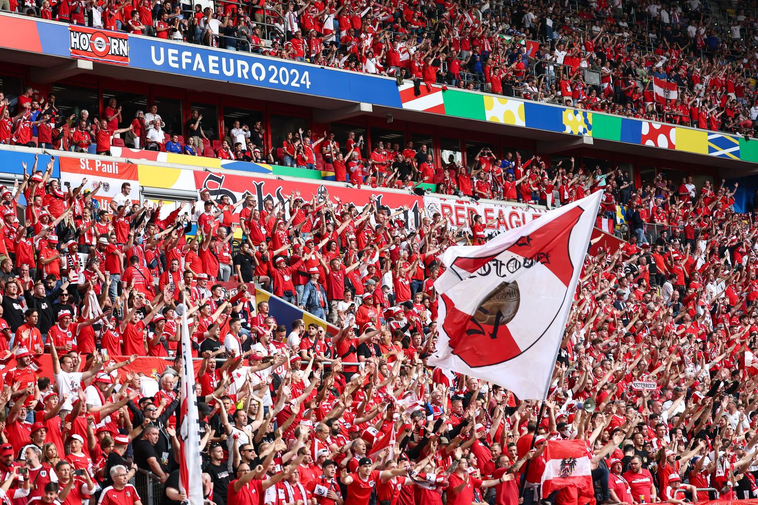 Österreichs Fans feuern das ÖFB-Team in Düsseldorf an.