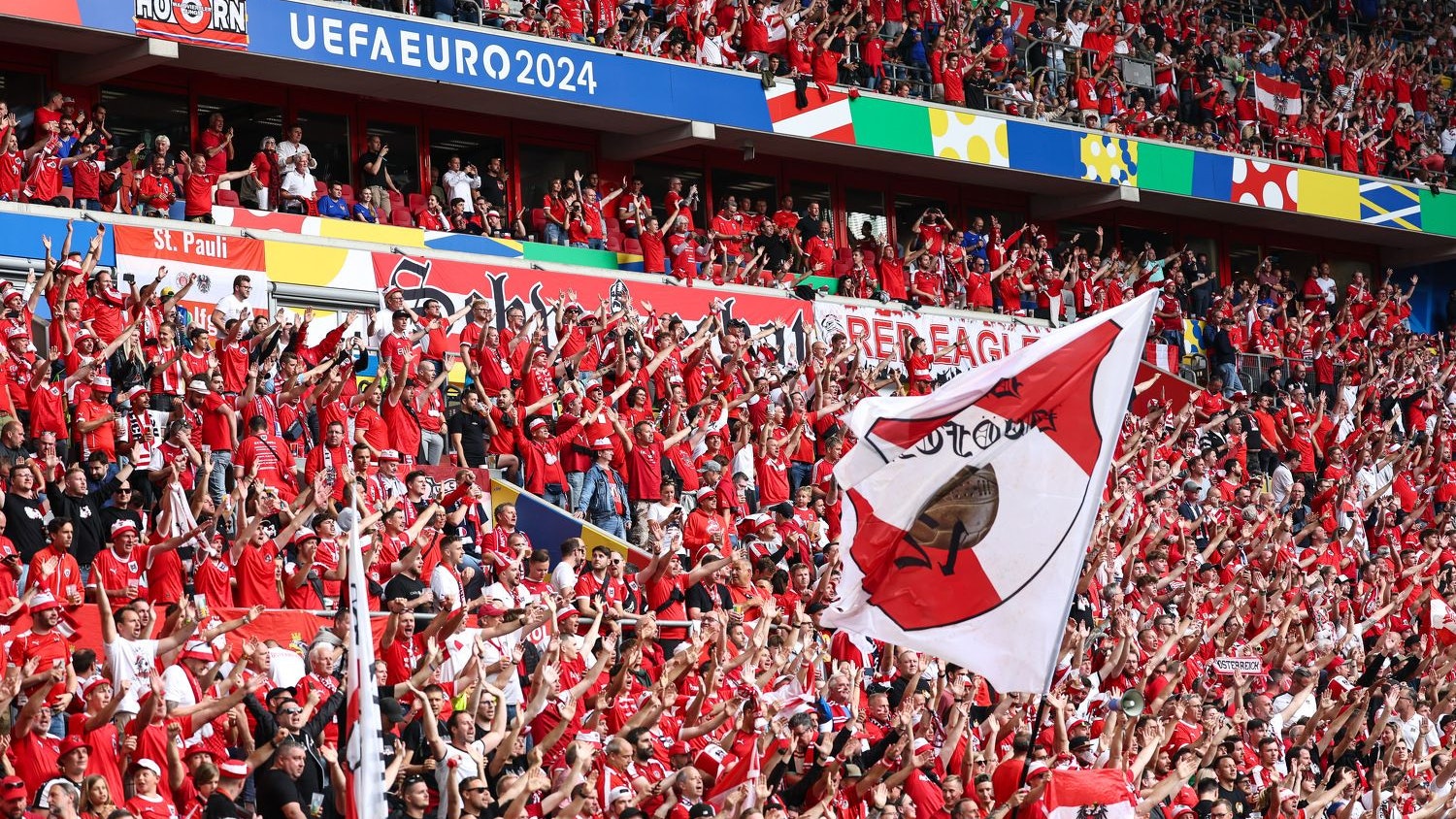 Österreichs Fans feuern das ÖFB-Team in Düsseldorf an.