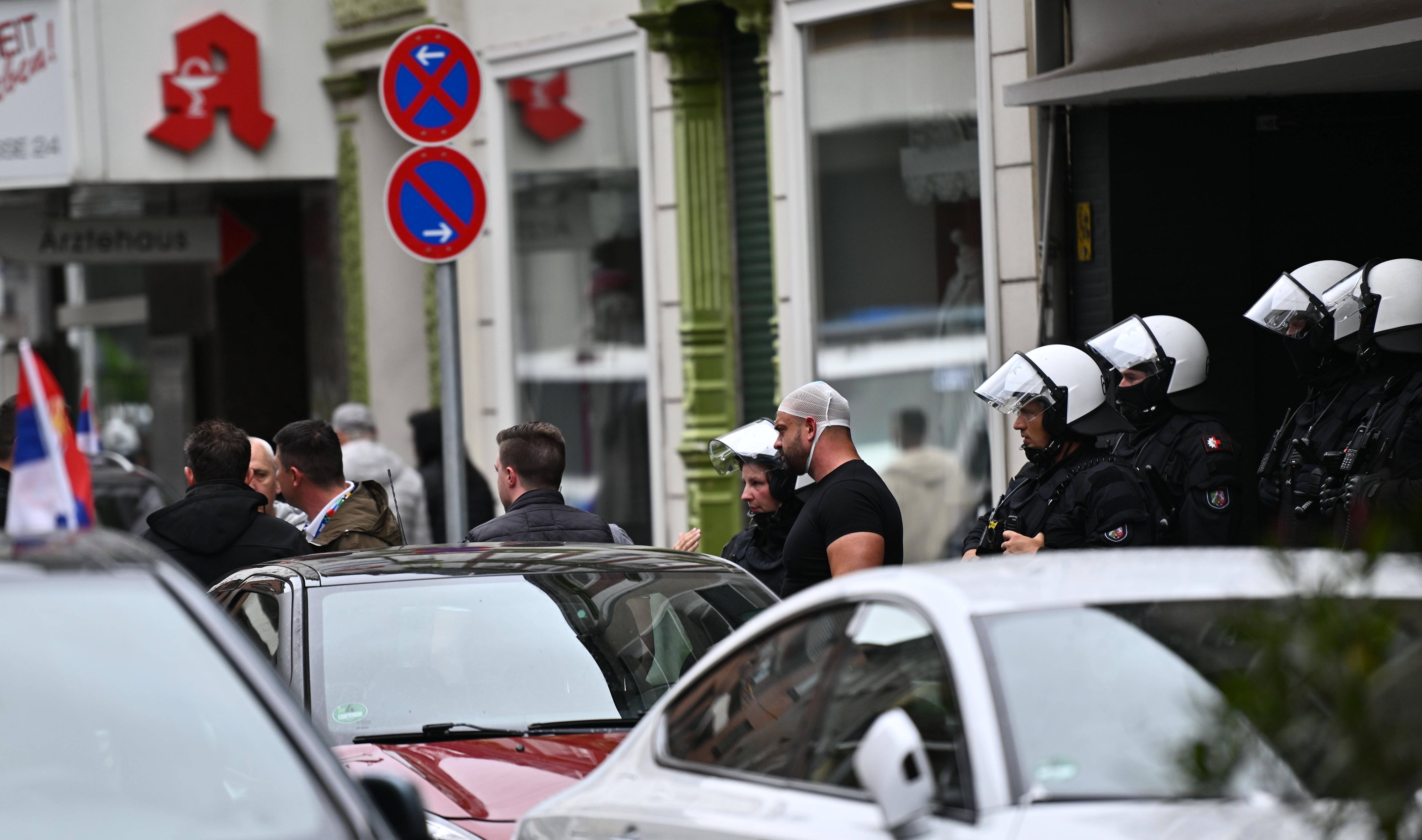 Der Polizeieinsatz nach der Schlägerei zwischen englischen und serbischen Fußballfans in Gelsenkirchen.