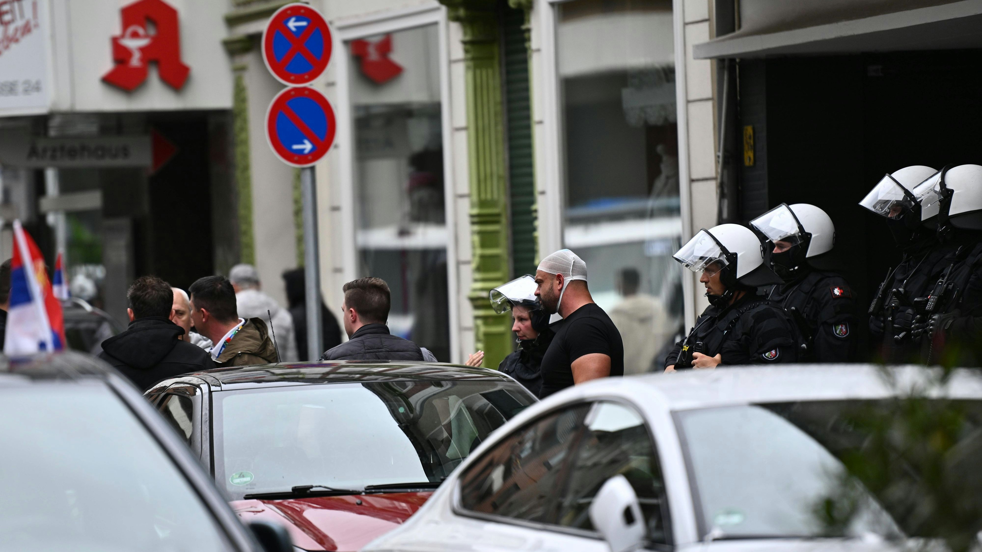 Der Polizeieinsatz nach der Schlägerei zwischen englischen und serbischen Fußballfans in Gelsenkirchen. 