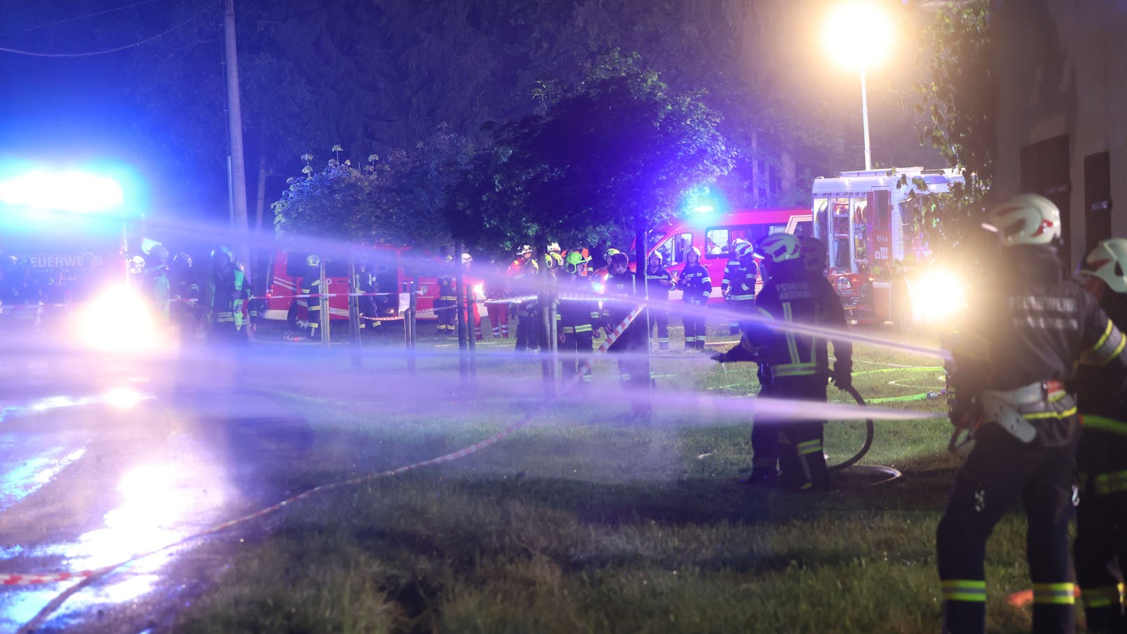 Zwölf Feuerwehren standen in der Nacht auf Montag bei einem Vollbrand eines landwirtschaftlichen Gebäudes - eines Bauernsacherls - in Waizenkirchen (Bezirk Grieskirchen) im Einsatz.