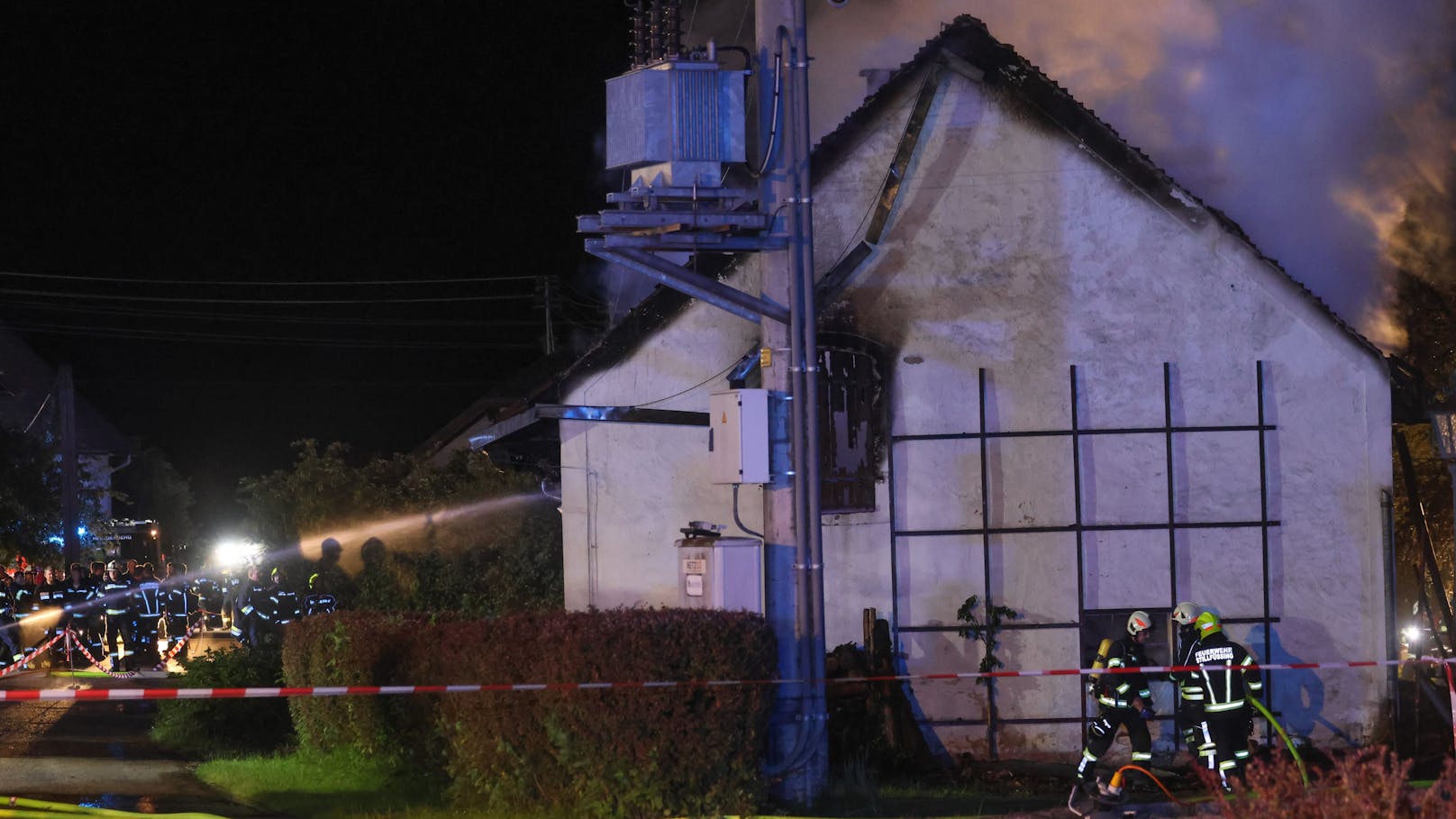 Zwölf Feuerwehren standen in der Nacht auf Montag bei einem Vollbrand eines landwirtschaftlichen Gebäudes - eines Bauernsacherls - in Waizenkirchen (Bezirk Grieskirchen) im Einsatz.