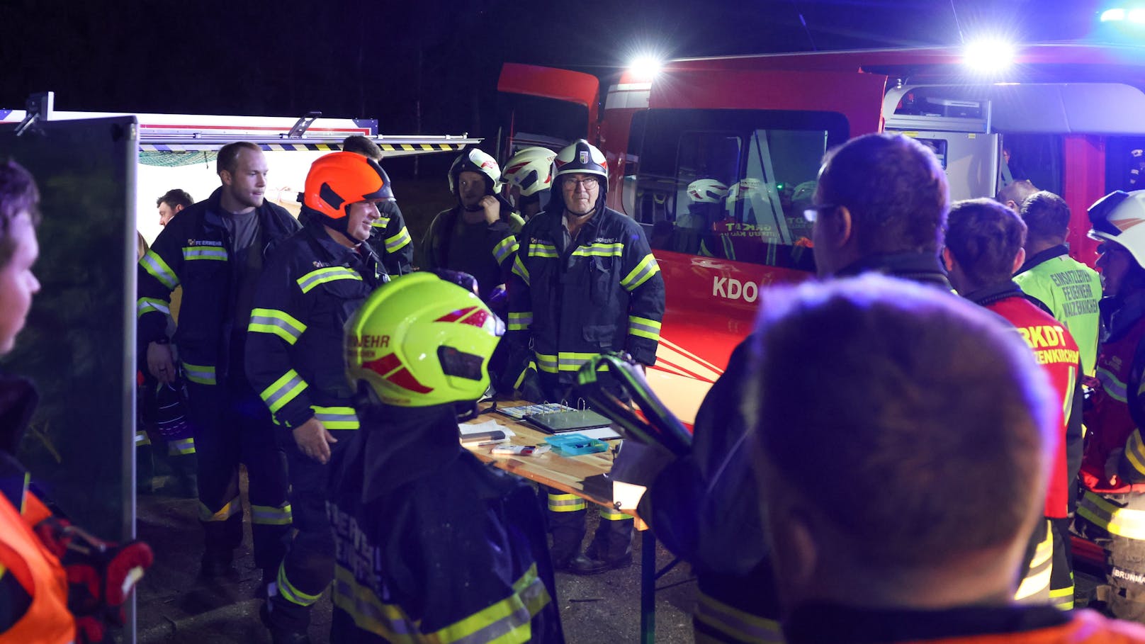 Zwölf Feuerwehren standen in der Nacht auf Montag bei einem Vollbrand eines landwirtschaftlichen Gebäudes - eines Bauernsacherls - in Waizenkirchen (Bezirk Grieskirchen) im Einsatz.