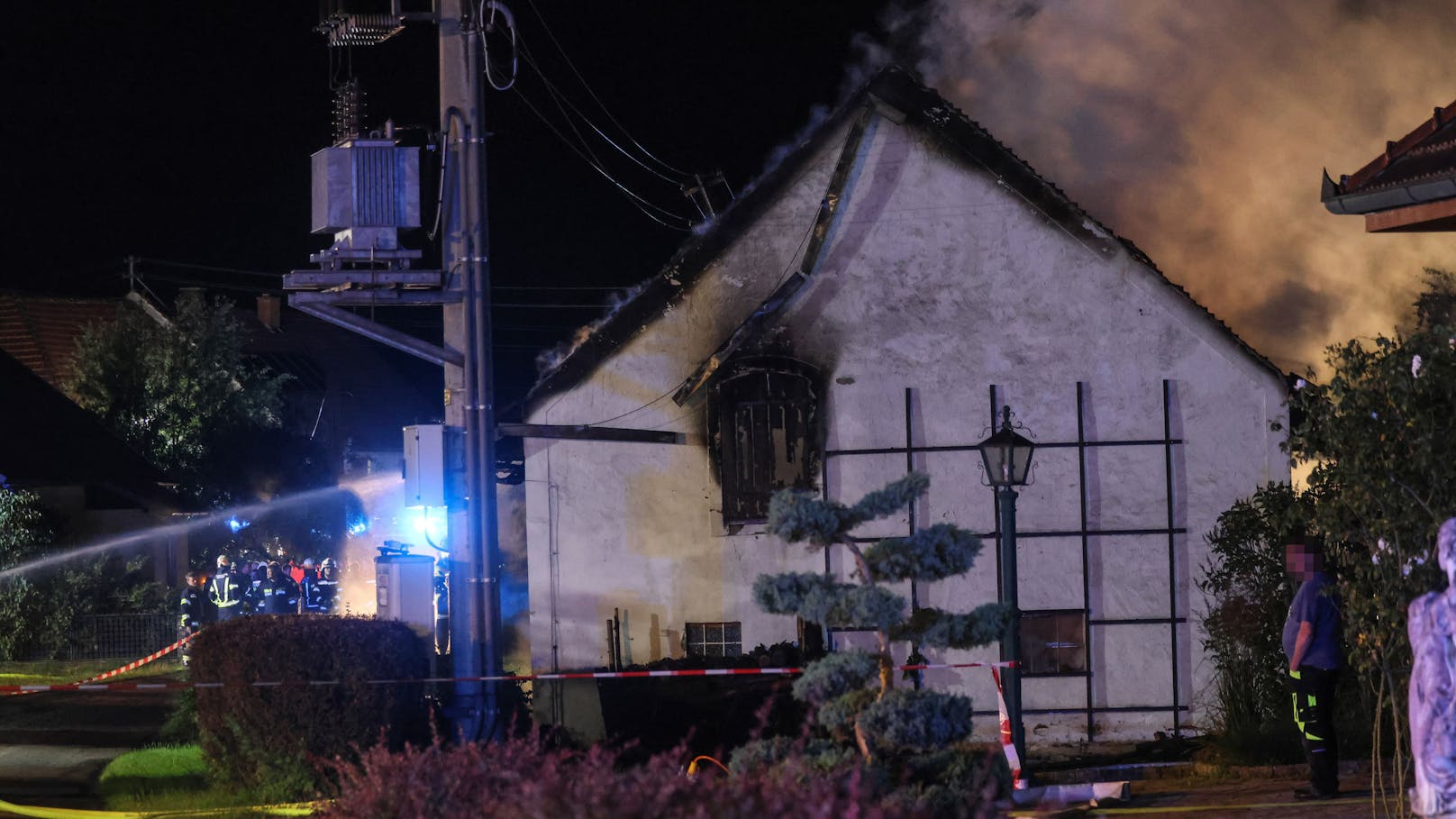 Zwölf Feuerwehren standen in der Nacht auf Montag bei einem Vollbrand eines landwirtschaftlichen Gebäudes - eines Bauernsacherls - in Waizenkirchen (Bezirk Grieskirchen) im Einsatz.