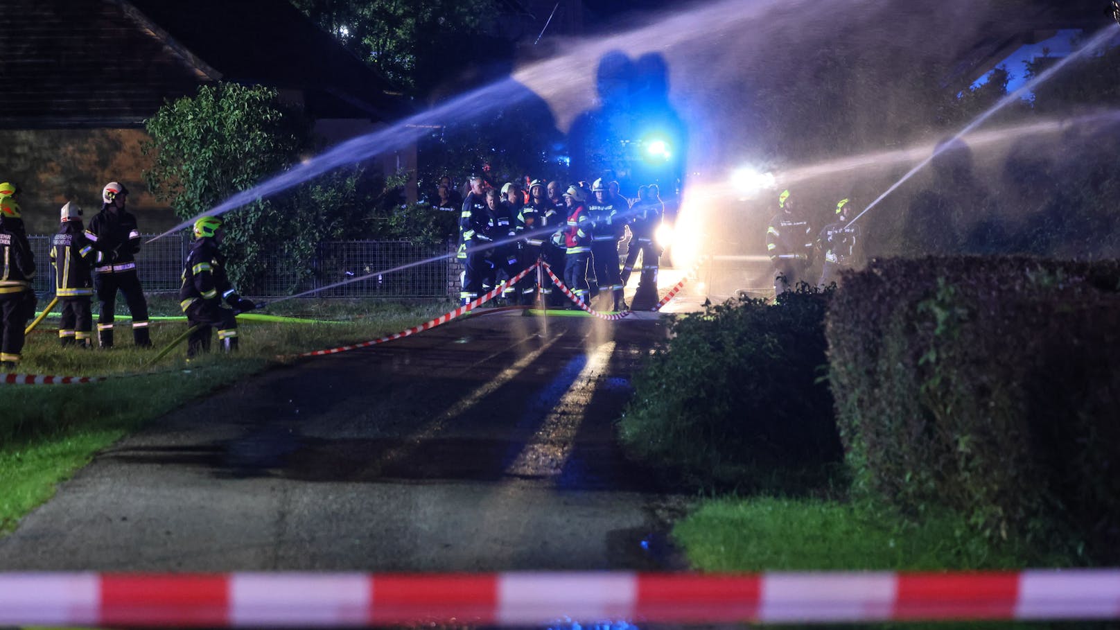 Zwölf Feuerwehren standen in der Nacht auf Montag bei einem Vollbrand eines landwirtschaftlichen Gebäudes - eines Bauernsacherls - in Waizenkirchen (Bezirk Grieskirchen) im Einsatz.