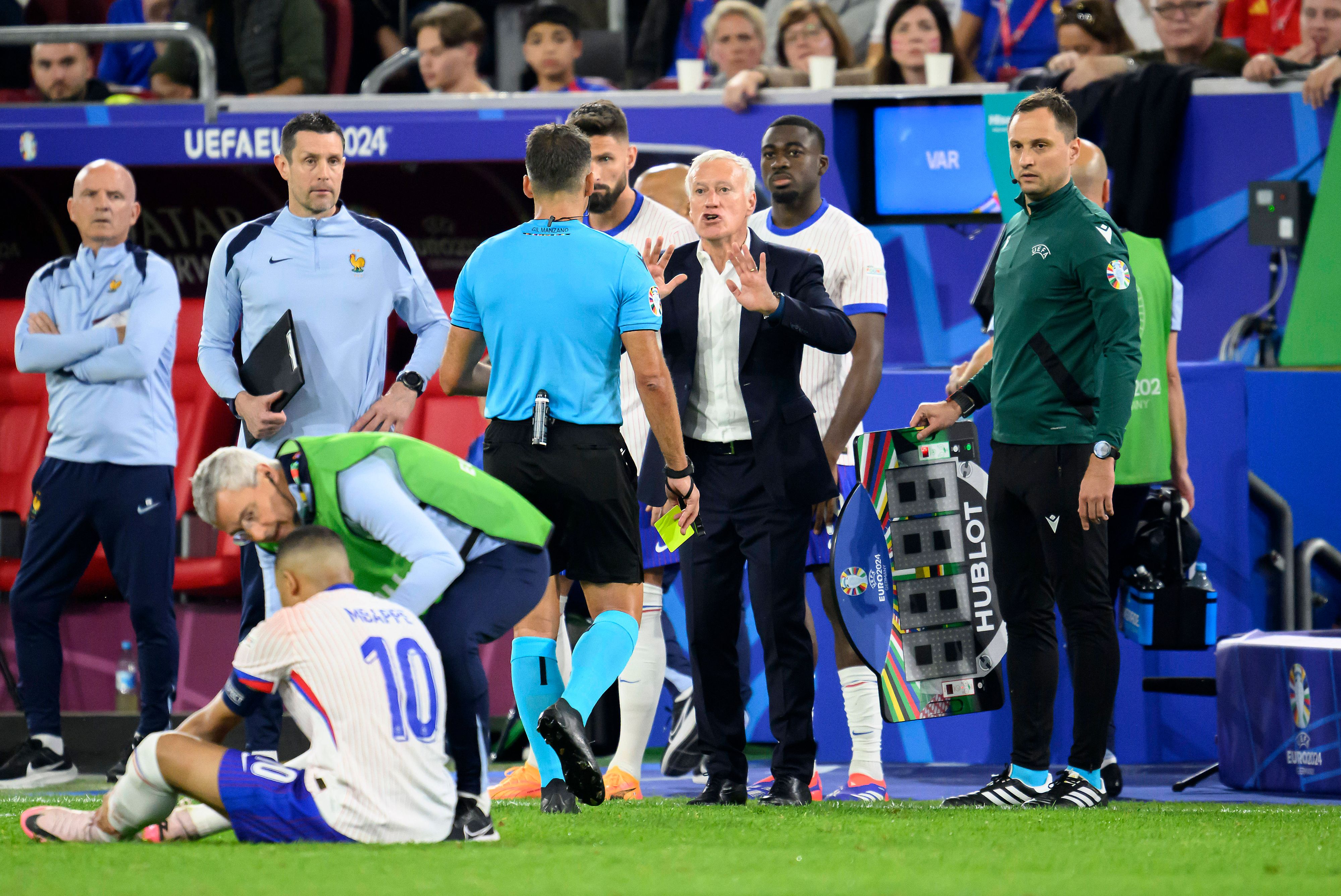 Didier Deschamps im Gespräch mit Schiedsrichter Jesus Gil Manzano.
