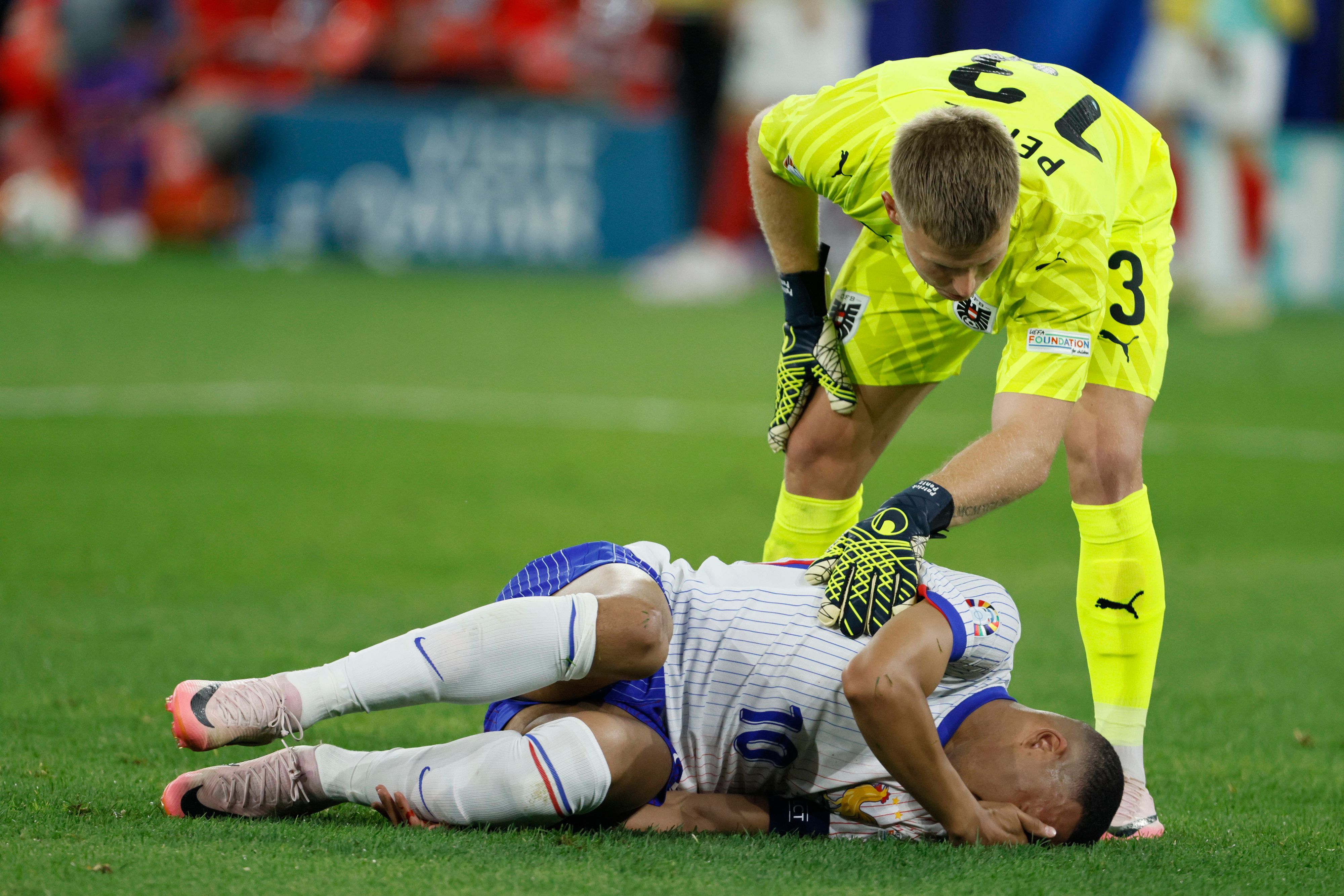 Pentz greift Mbappe an.